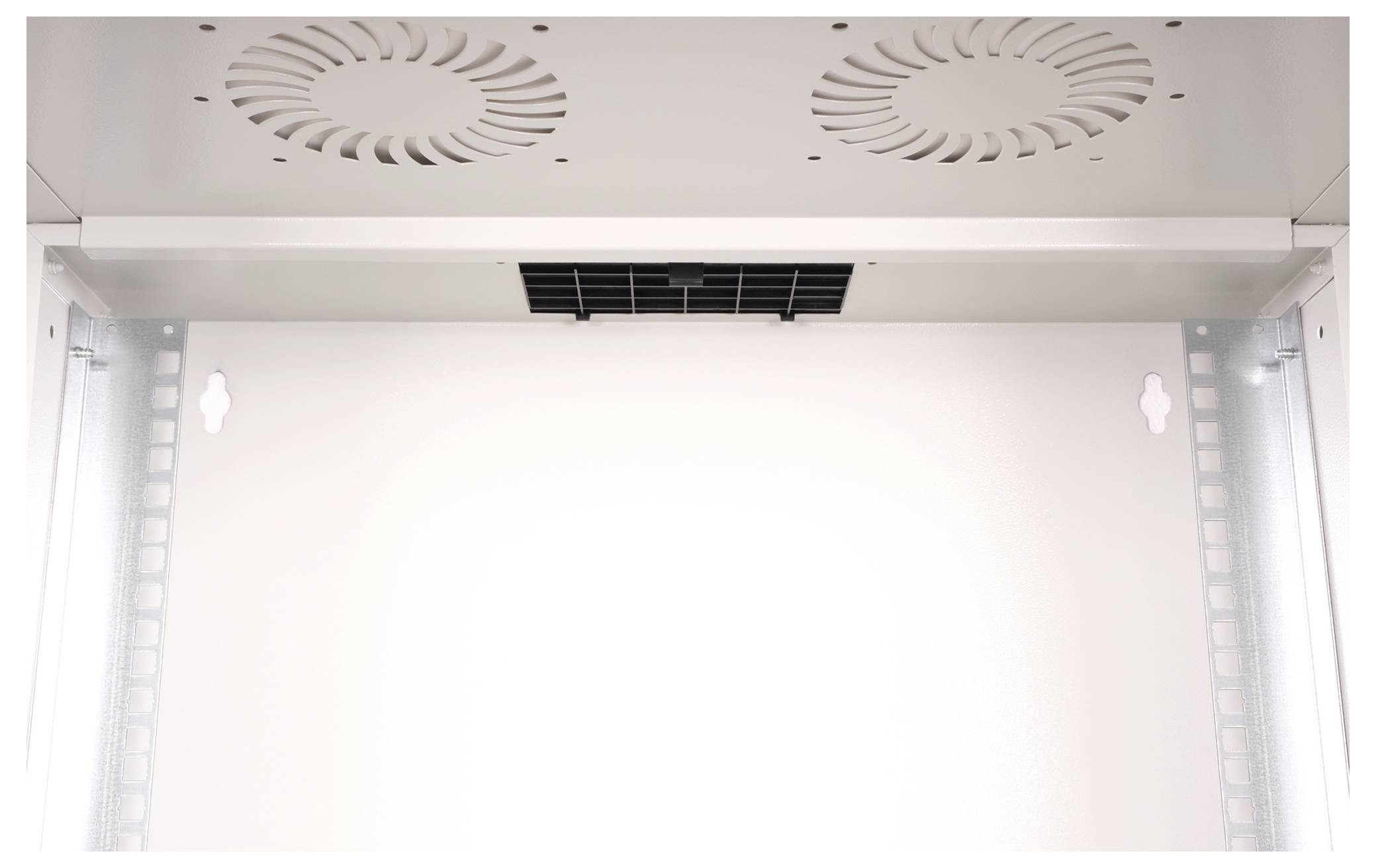 Indersiden af et metalkabinet med to ventilationsblæsere på toppanelet og monteringshuller på sidepanelerne.