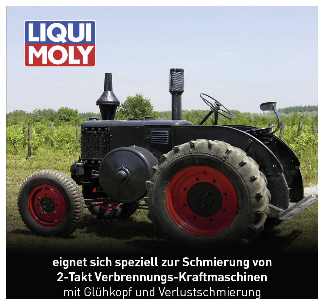 En sort traktor holder på en mark med træer i baggrunden. Tekst: 'egnet specielt til smøring af 2-takts forbrændingsmotorer'.