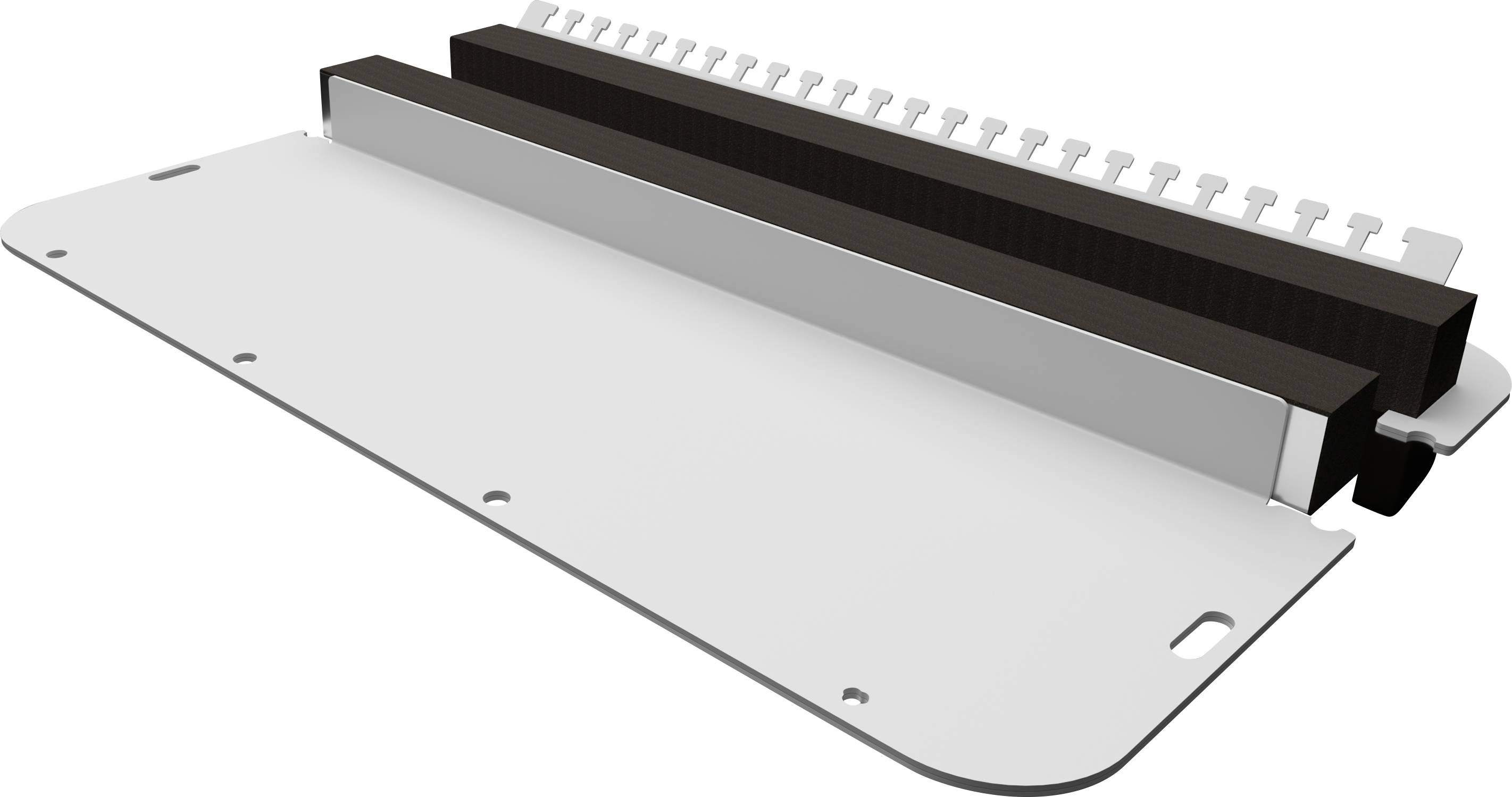 En hvid plastikdel med rækker af små metalstifter på den ene side, sandsynligvis en komponent eller et tilslutningsmodul.