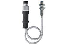 En cylindrisk nærsensor med kabel og stik. Sensoren er lille og kompakt, ideel til præcis positionsregistrering.