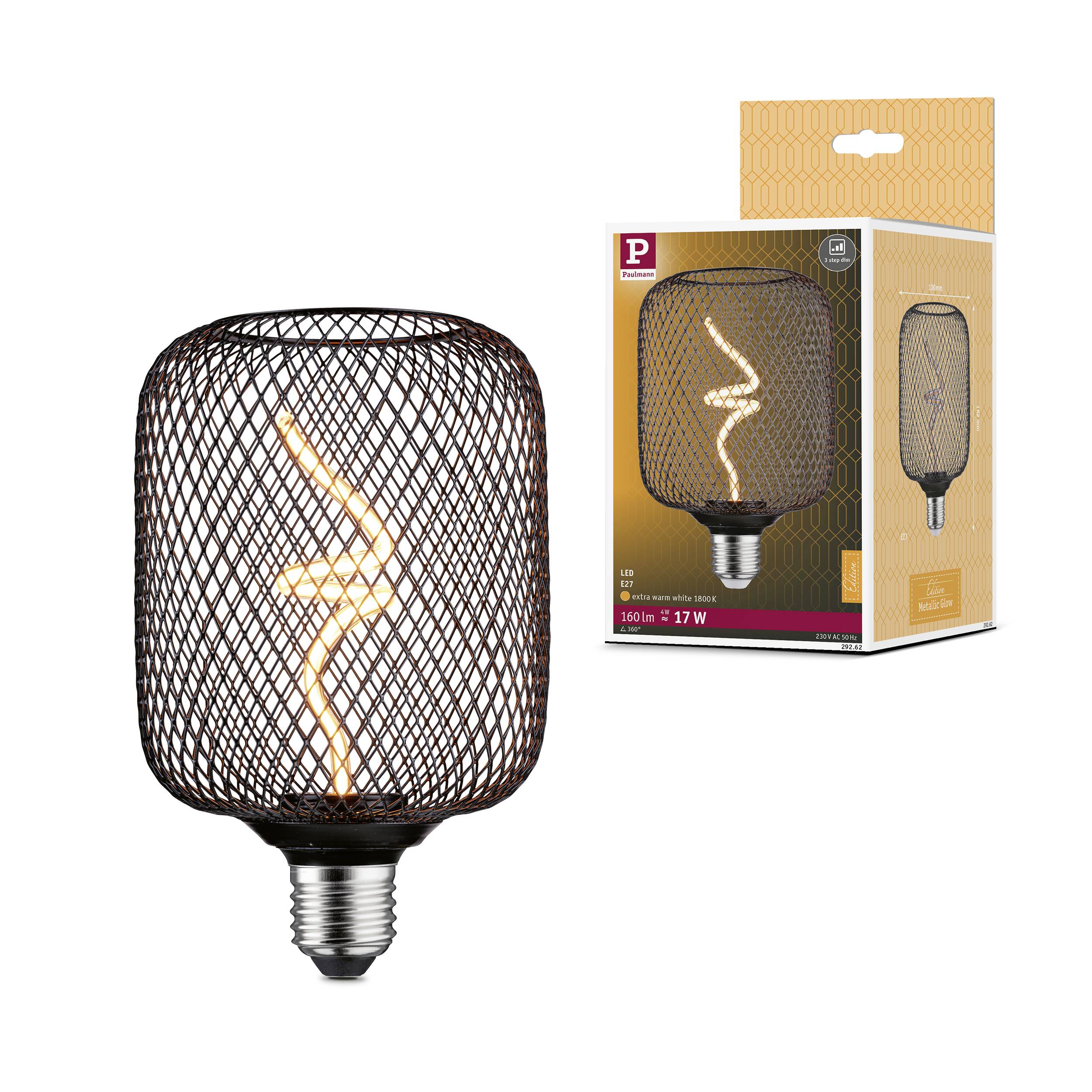 En glødepære med trådgitterdesign og synligt glødetråd. I baggrunden er den tilhørende emballage med et billede af glødepæren vist.