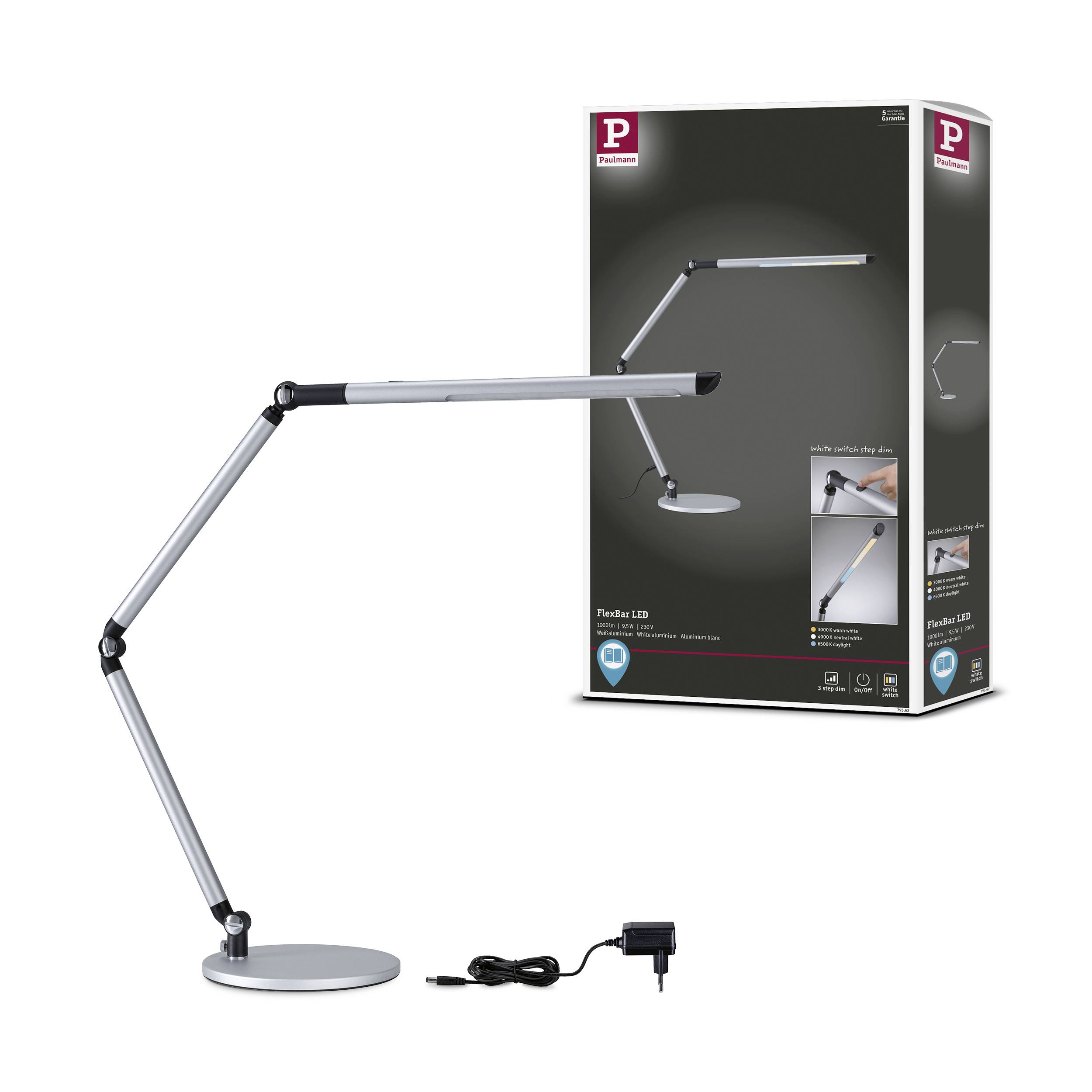 Et sølvfarvet LED-skrivebordslys med fleksibel, justerbar arm og sort base. Ved siden af ligger emballagen med produktbillede.