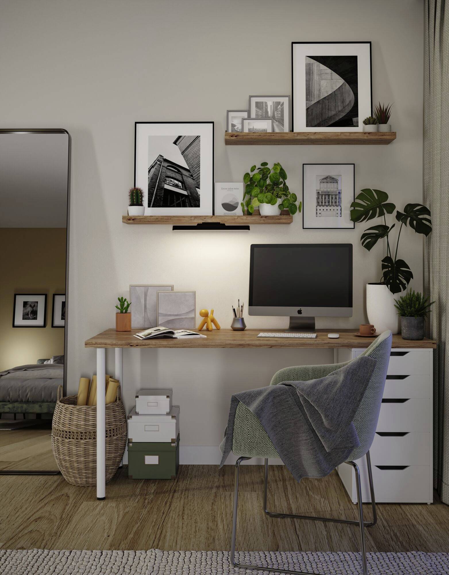 Moderne skrivebord med computer, indramrede billeder på væggen, planter og bøger. Til venstre står en stor spejl. Rolig, organiseret atmosfære.