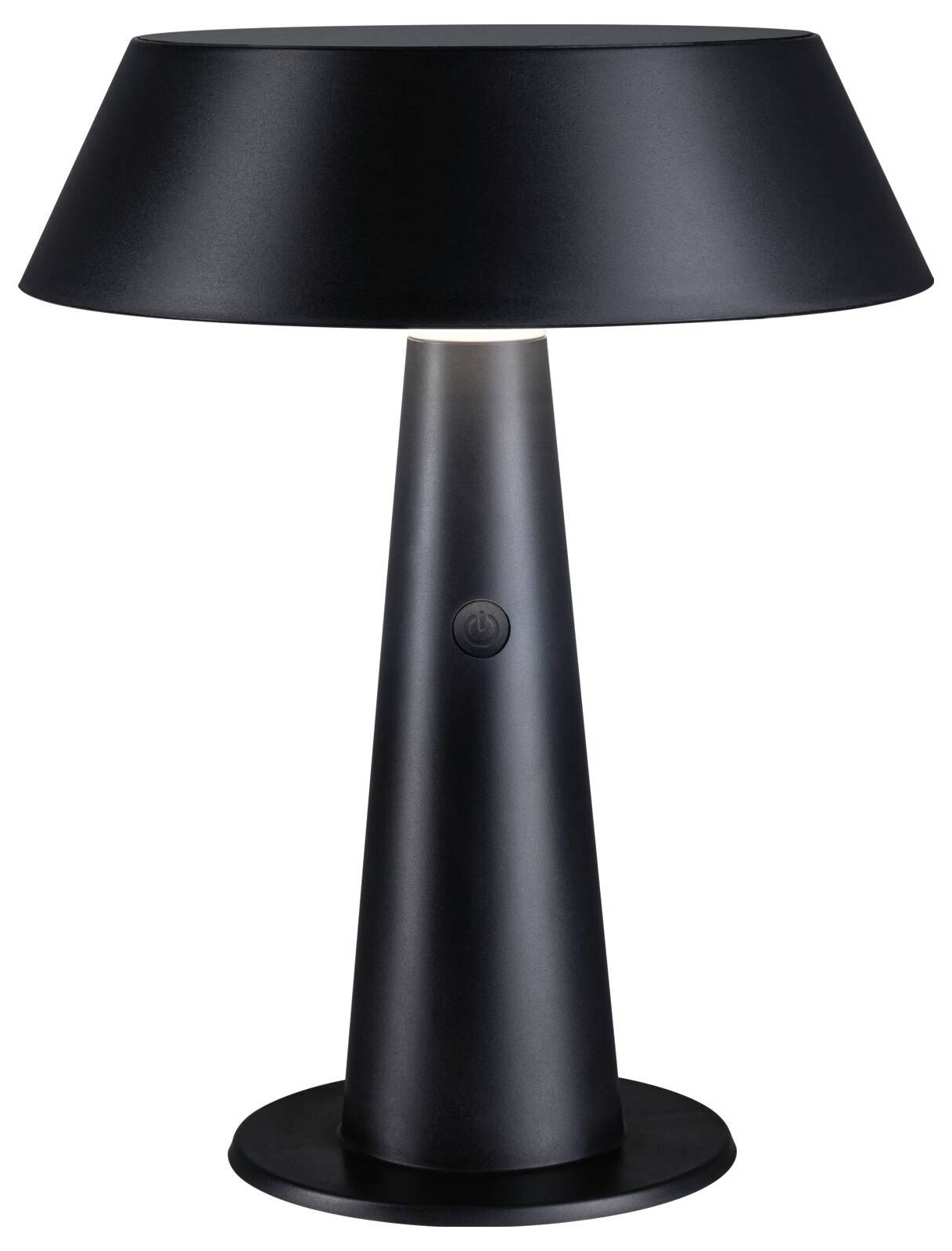 Sort bordlampe med konisk fod og bred skærm, centralt placeret med tændt lys.