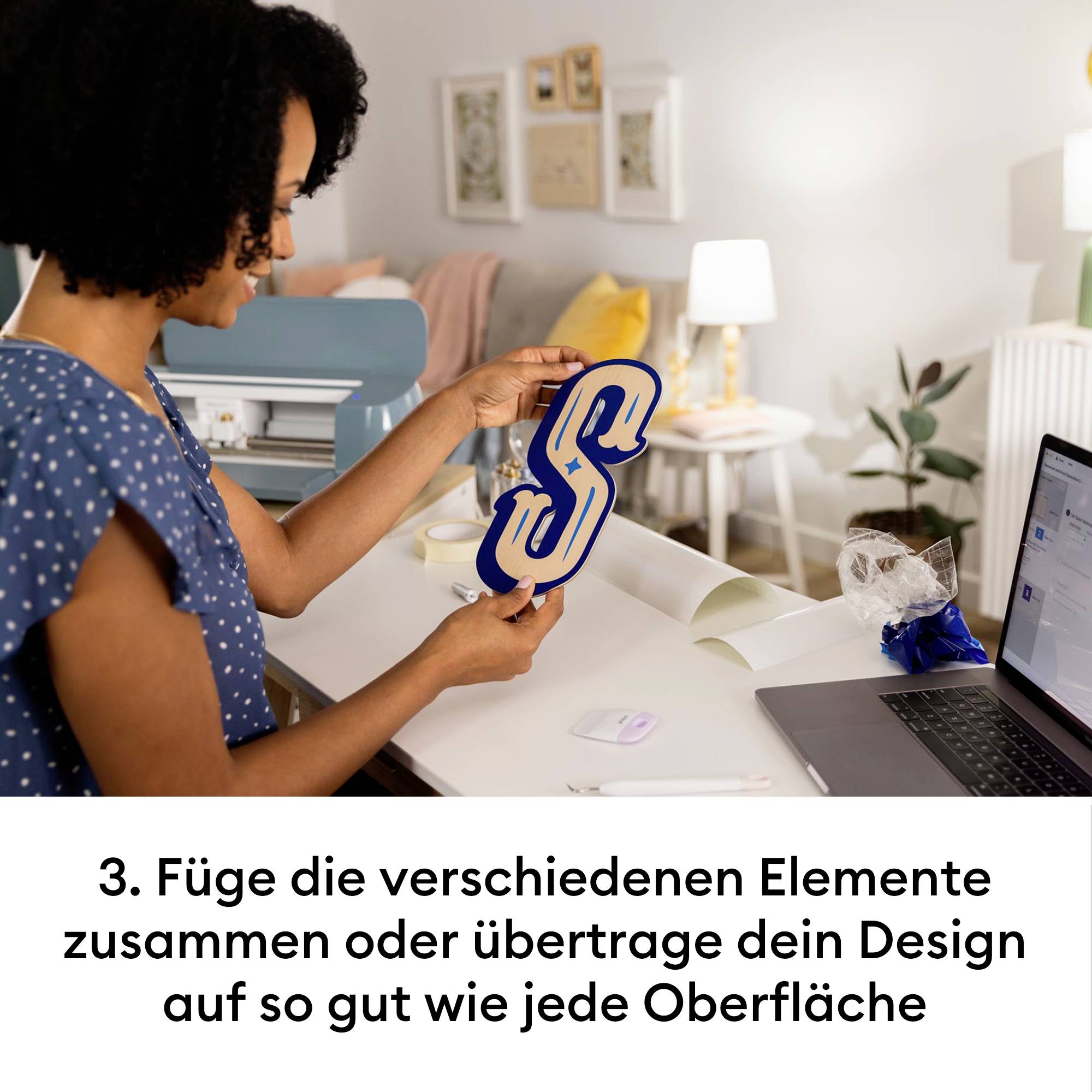 En person designer overflader. Møbler og computer i baggrunden. Tekst: 'Kombiner forskellige elementer eller overfør dit design til næsten enhver overflade'.