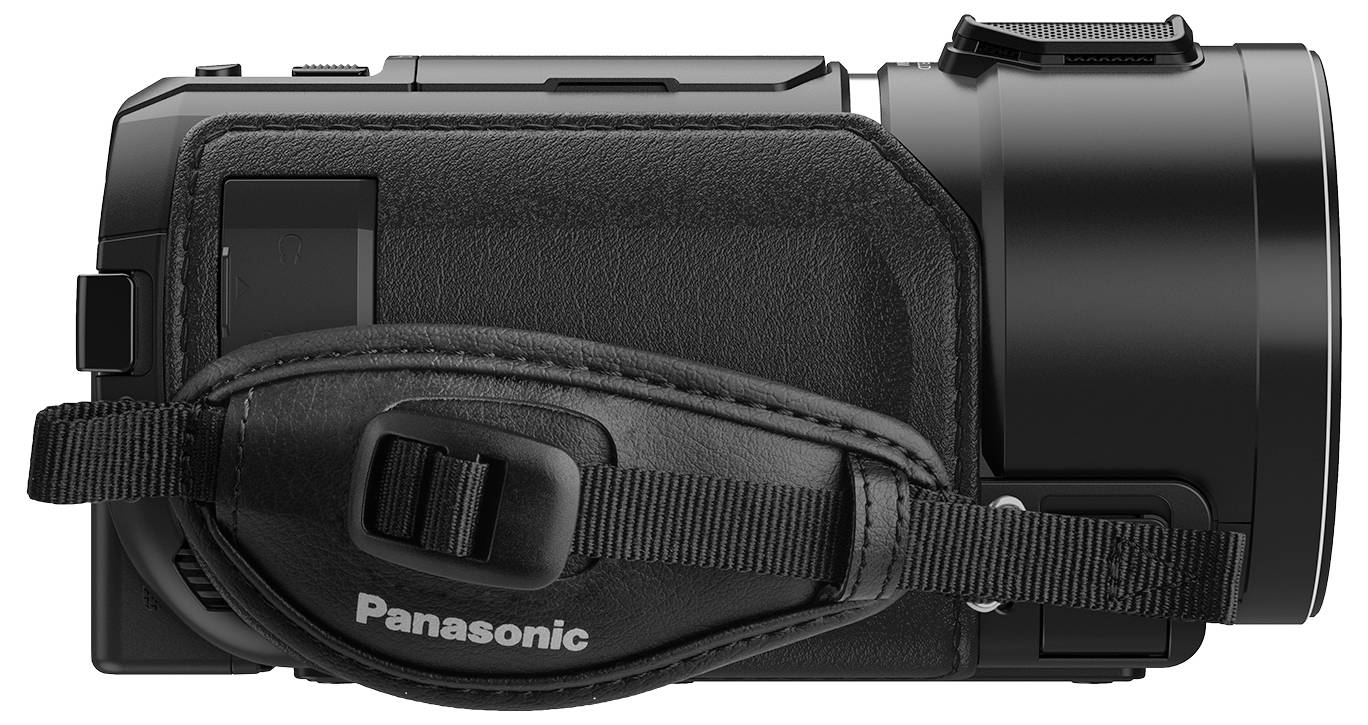 Sort videokamera med håndrem, set fra siden. Mærkenavnet 'Panasonic' synligt på remmen.