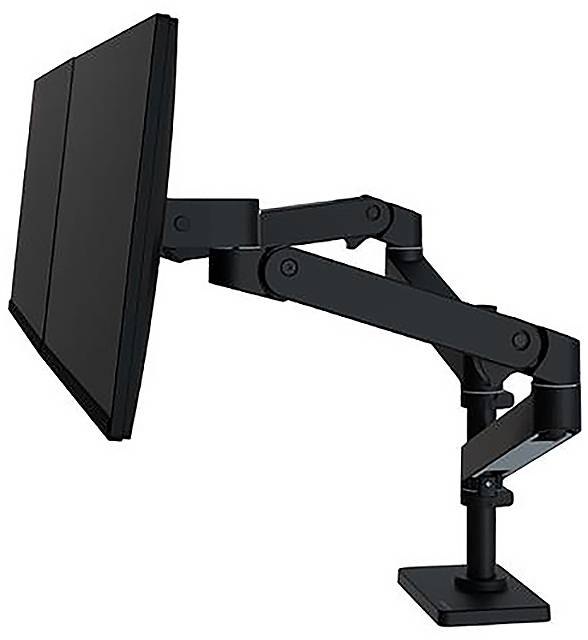 En sort monitorarm holder to skærme ved siden af hinanden. Armen er justerbar og fastgjort til et bord.