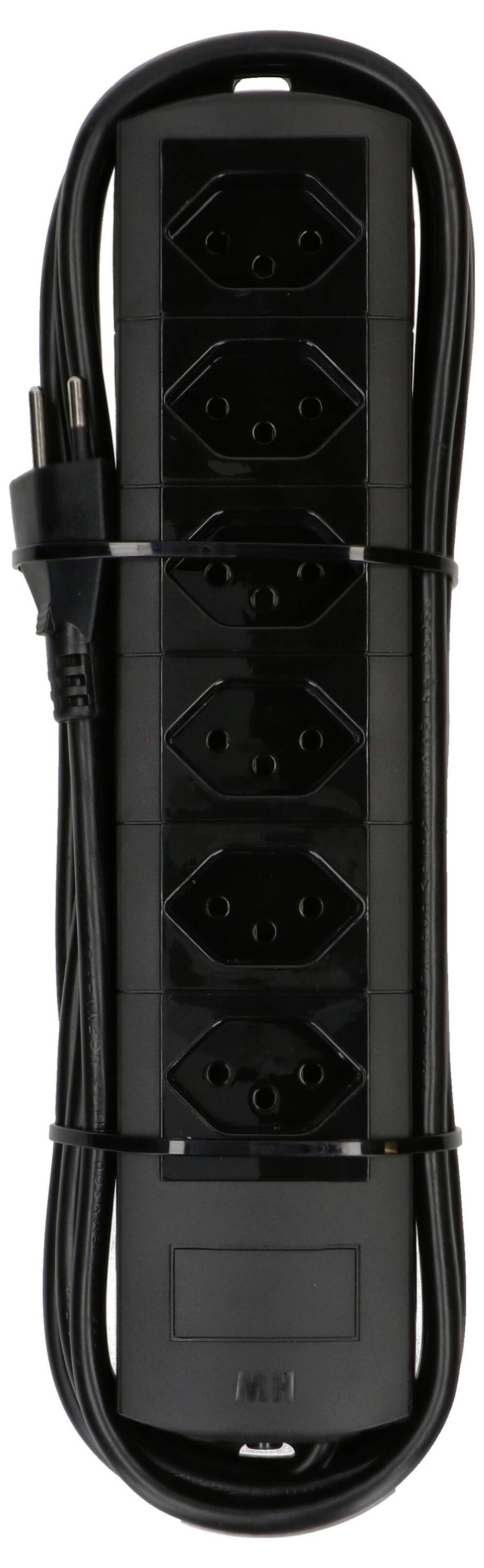Multistik med fem stik og en lang, sort ledning, oprullet og fastgjort med kabelstrips.
