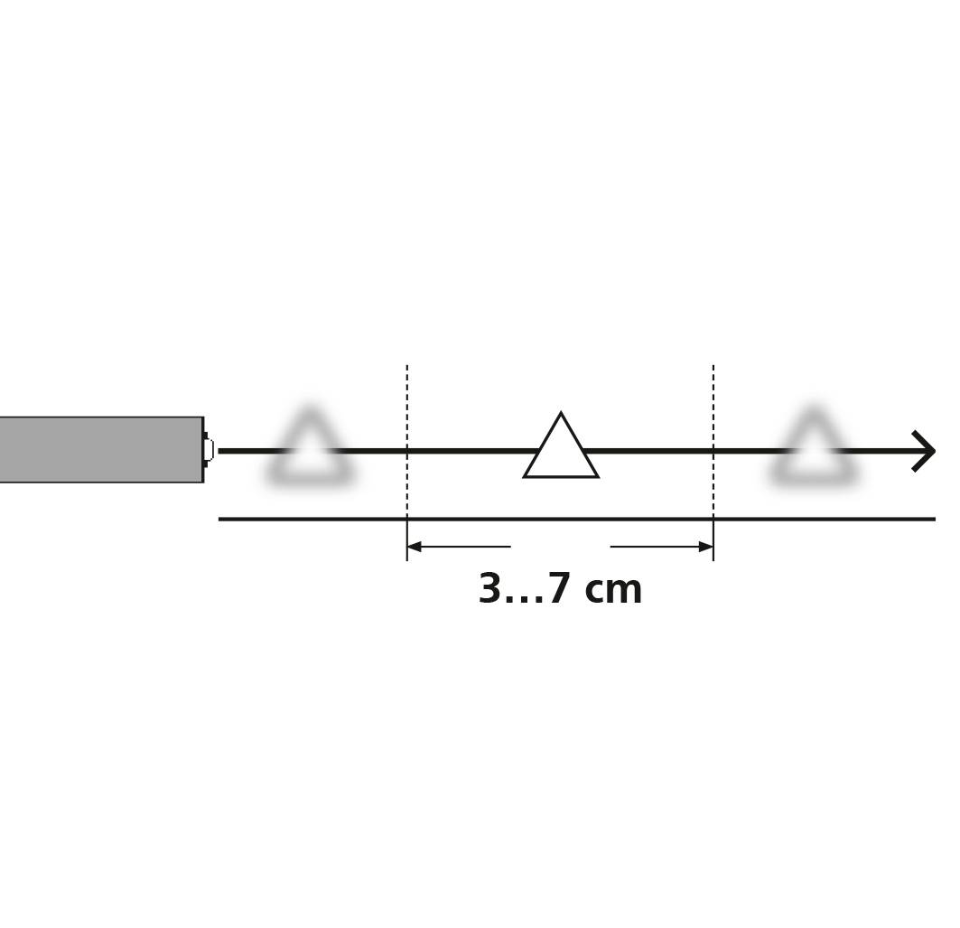 En vandret sort-hvid skitse viser et måleemne med tre pile og en markeret afstand på 3 til 7 cm mellem pilene.