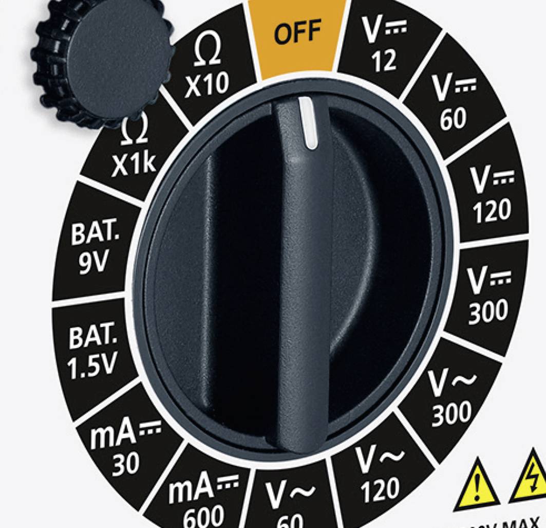 Et multimeter-drejehjul viser forskellige målemåder, som spænding, strømstyrke og modstand, med en fra-position i midten.