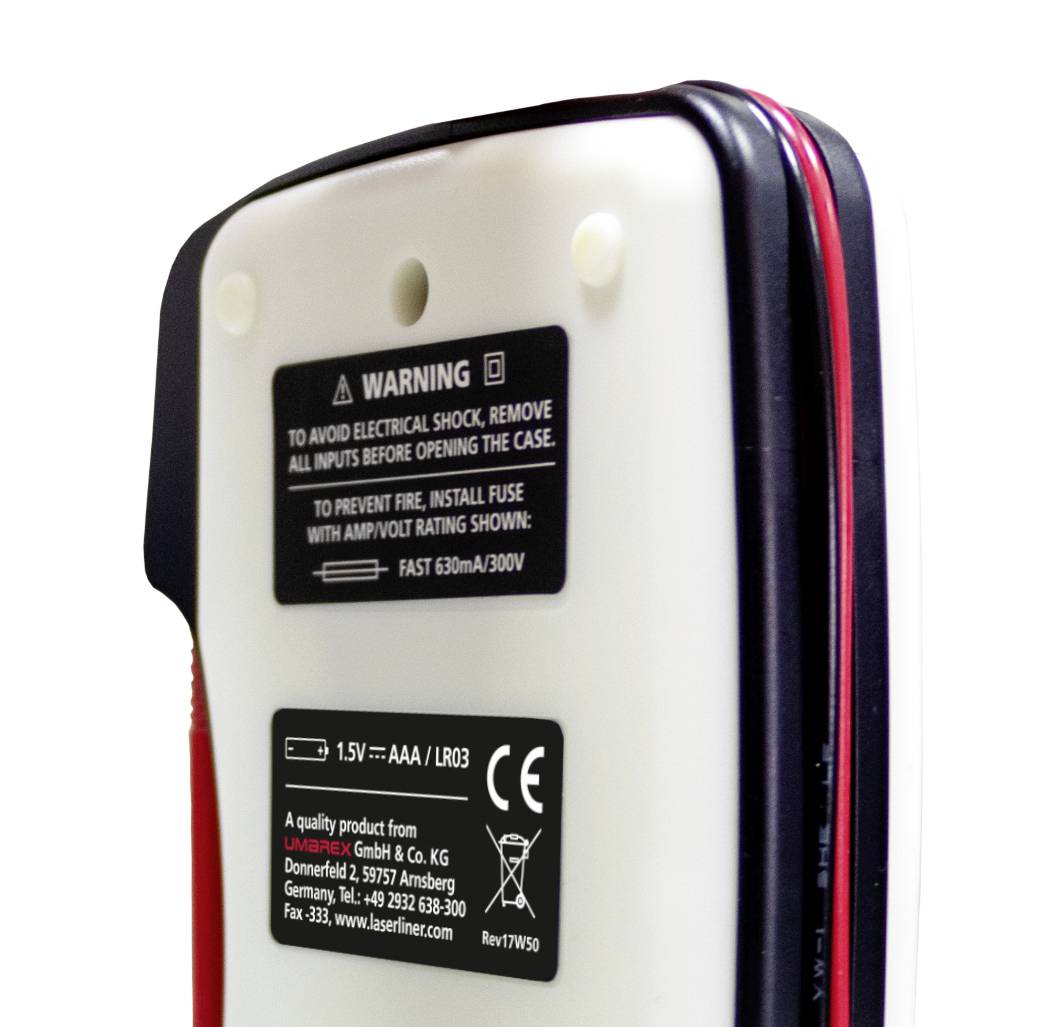 Sidelig nærbillede af en elektronisk enhed med advarselsskilt: 'Advarsel om elektrisk stød, distribueret af LUXVENDA GmbH & Co. KG'.