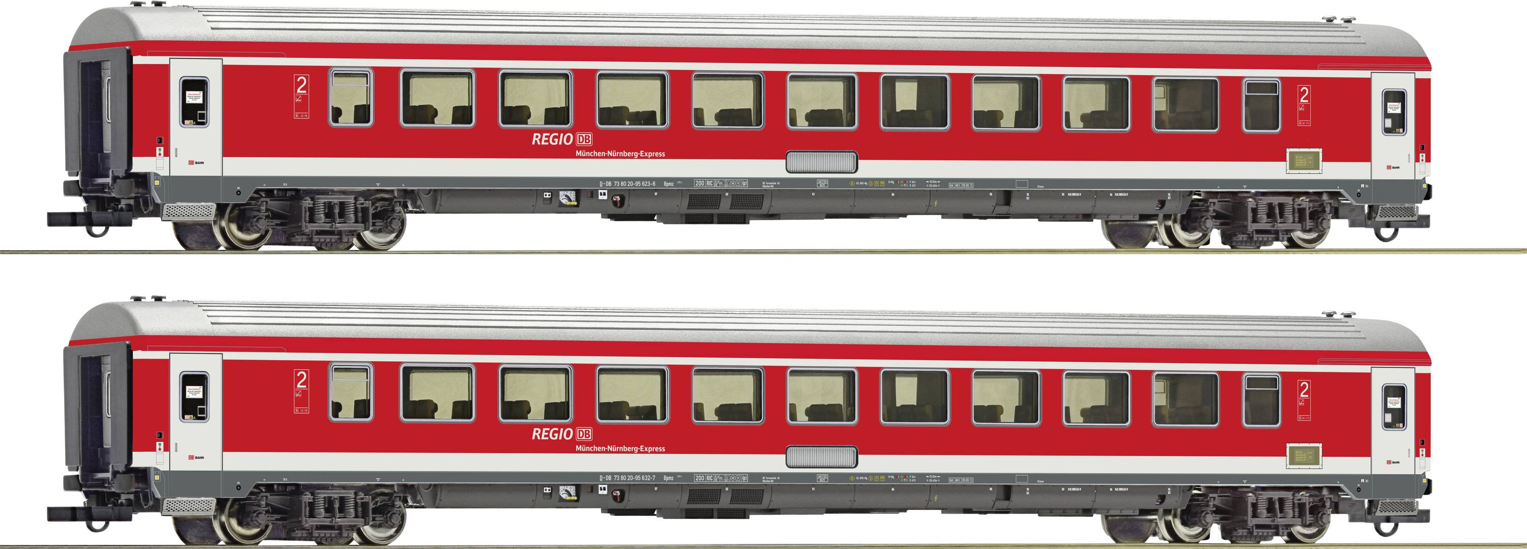 To rød modeltogsvoogne i realistisk fremstilling, tegnede detaljer og påskrifter synlige, skinner ikke synlige.