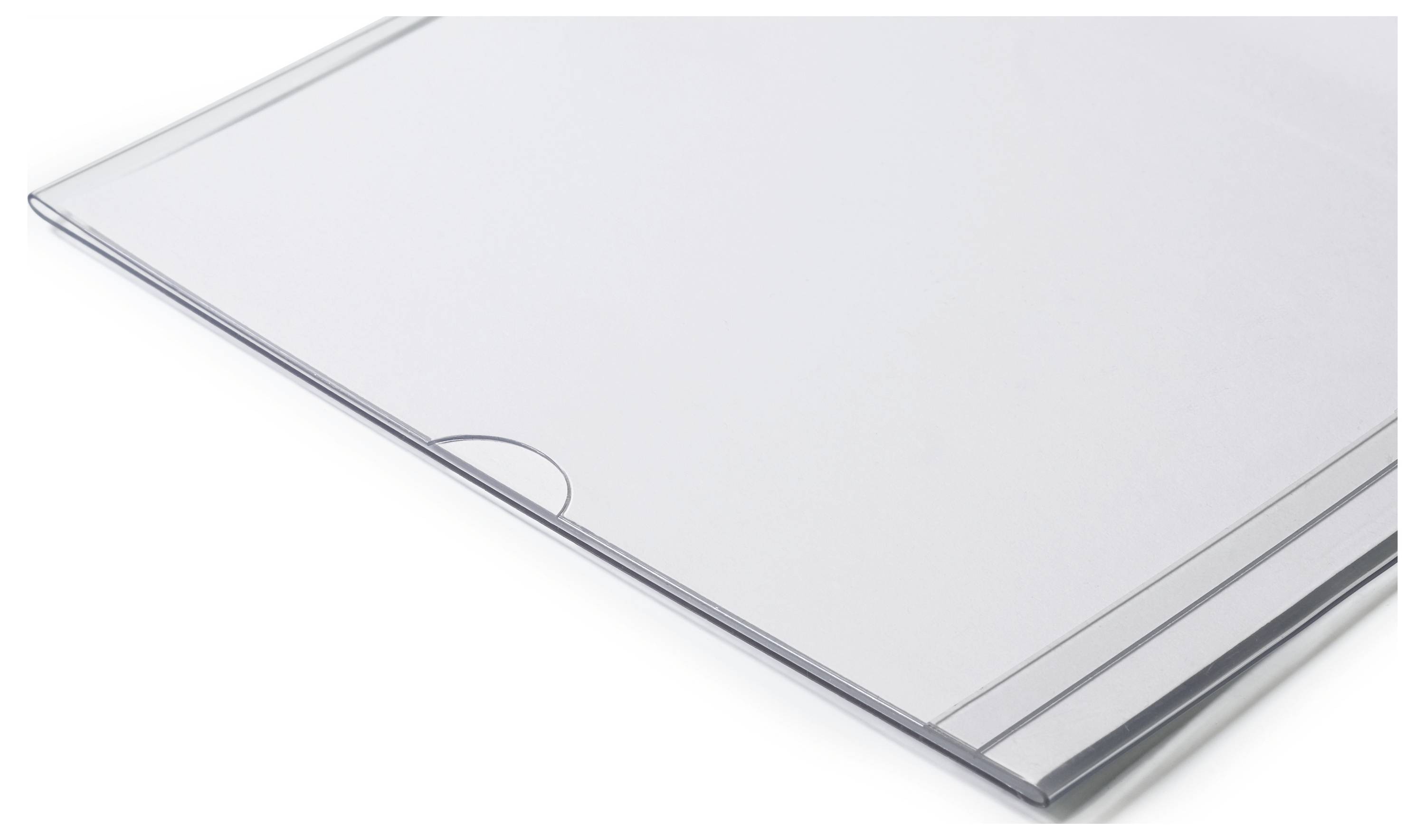 Hvid, tom dokumentmappe på et bord.