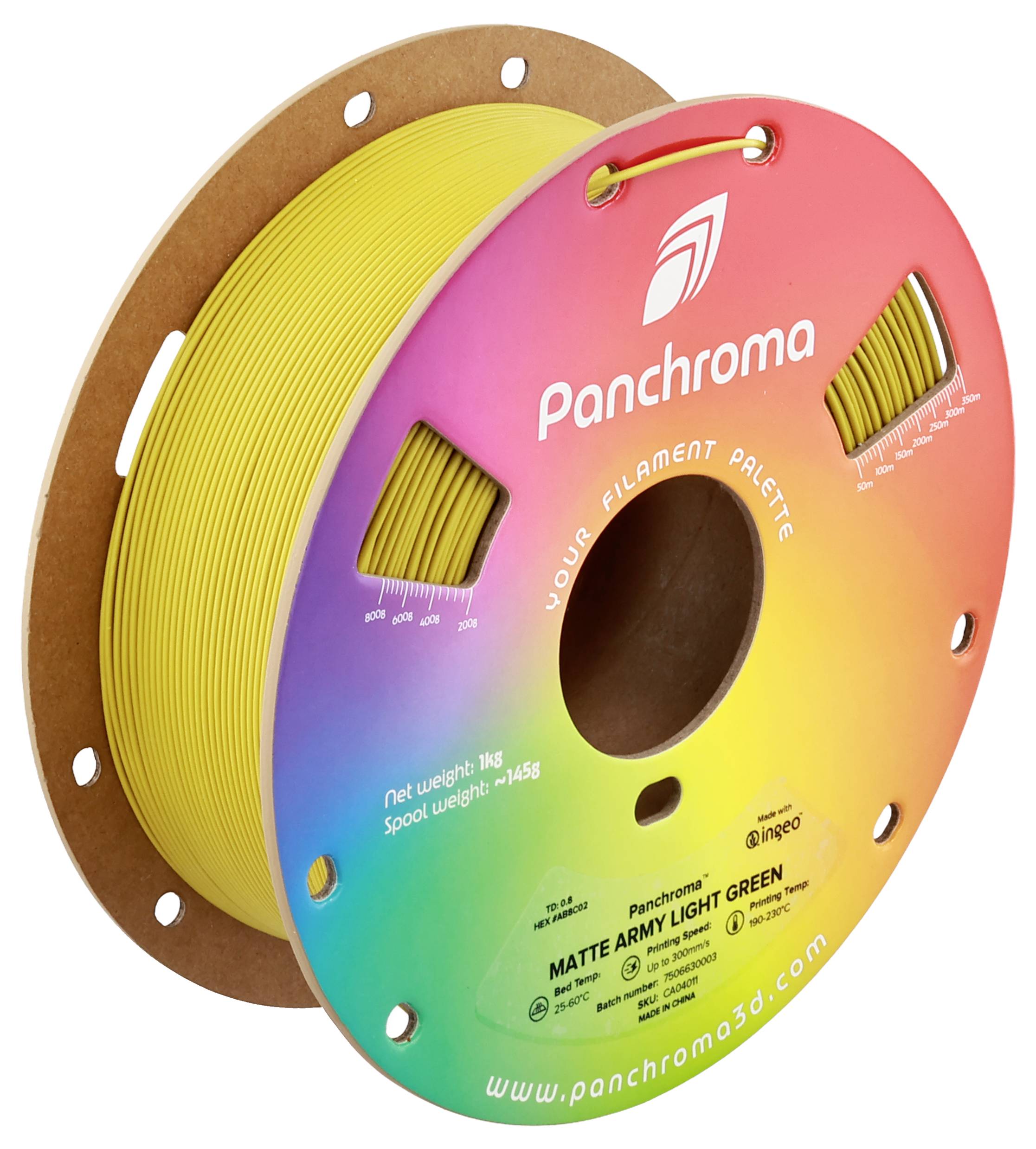 En farverig spole med 3D-printer-filament fra Panchroma, hvor der står 'Matte Army Light Green'. Spoletiket i regnbuefarver.