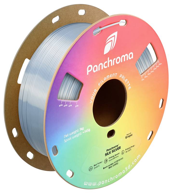 En spole sølvfarvet 3D-printer-filament fra Panchroma. Indeholder 1 kg filament. Emballagen er farverigt designet.