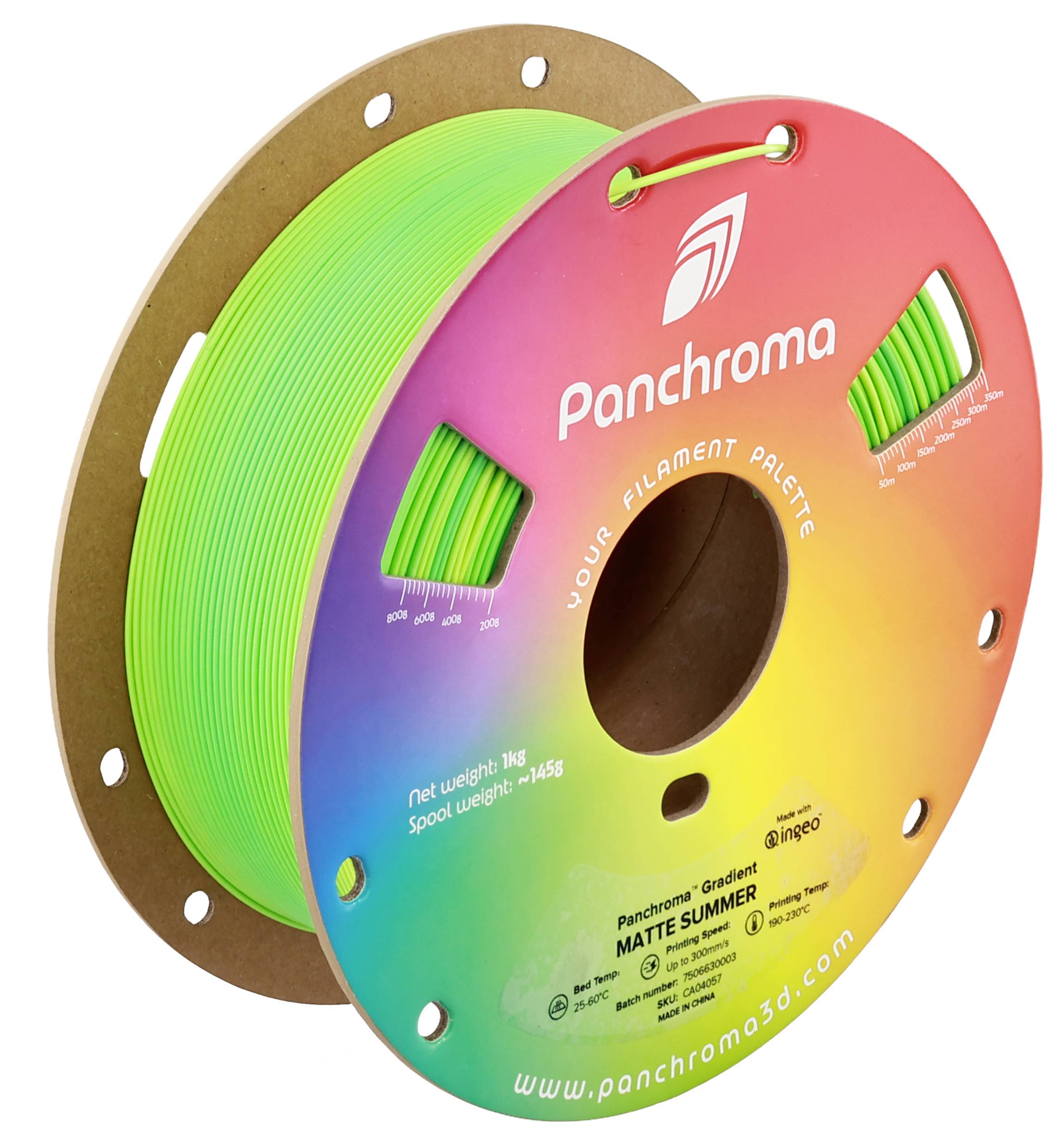 Grøn filamentspole, mærket med 'Panchroma'. Regnbuefarvede etiketter, vægt: 1 kg. Til brug i 3D-printere.