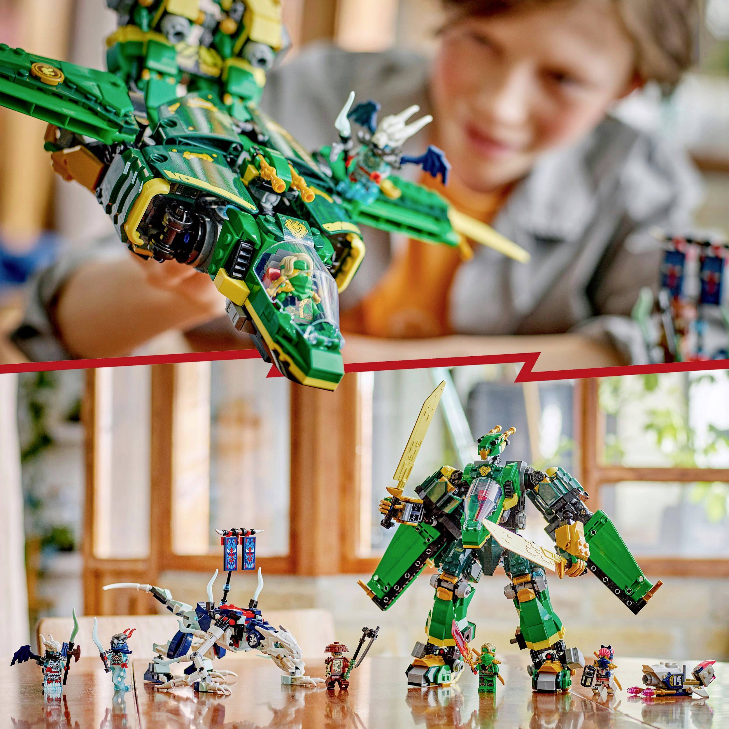 Et barn leger med LEGO-klodser, der er samlet til en grøn drage og en robot, omgivet af flere figurer.