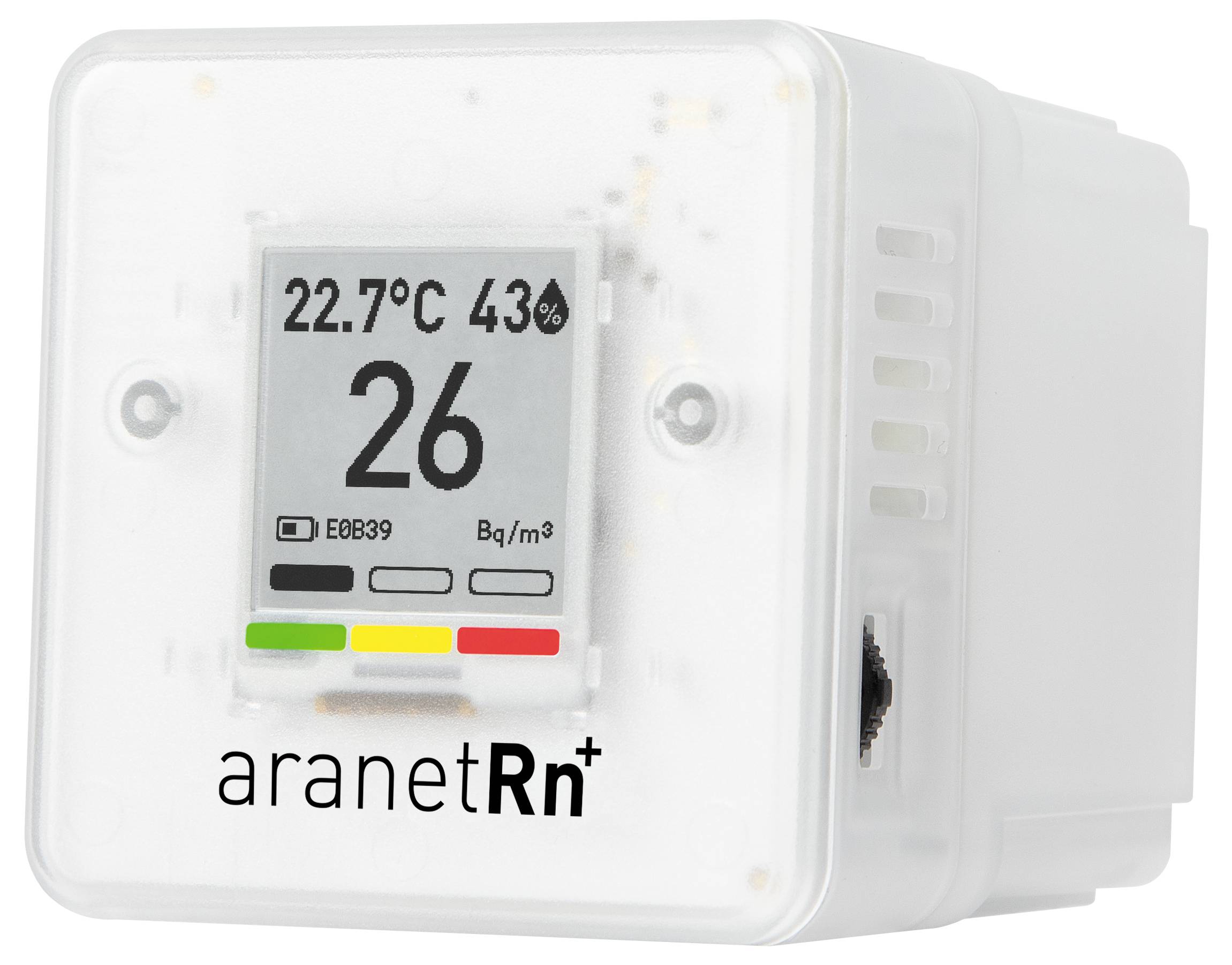 Digitalt radonmåleapparat viser '22,7 °C', '43 %' og radonværdi på '26 Bq/m³'. Forfra med lyst kabinet.