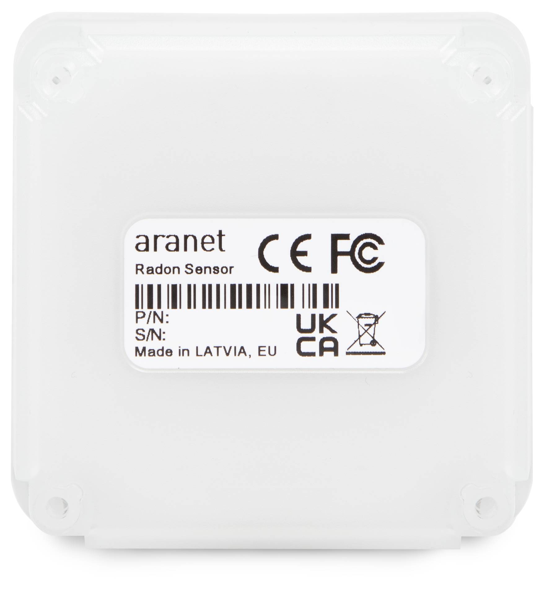 En radonsensor fra mærket Aranet med CE- og FCC-mærke. Fremstillet i Letland, EU. Bagsiden viser serienummer og yderligere mærkninger.