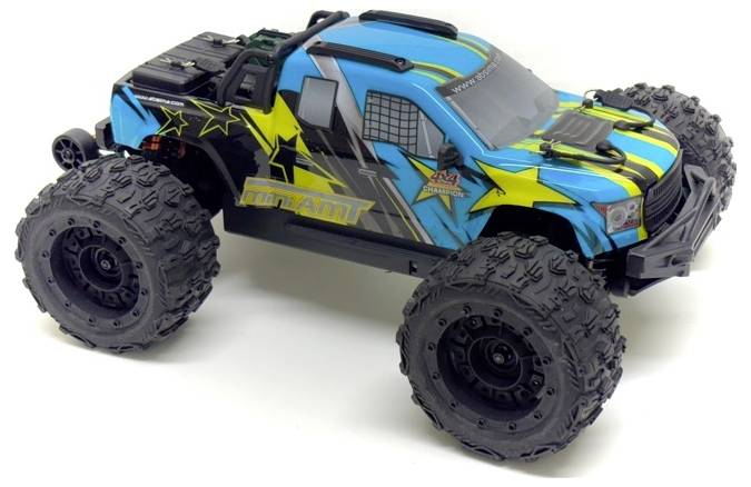 En fjernstyret bil i offroad-stil med store hjul, farverig blå-gul design og påtrykte stjerner.