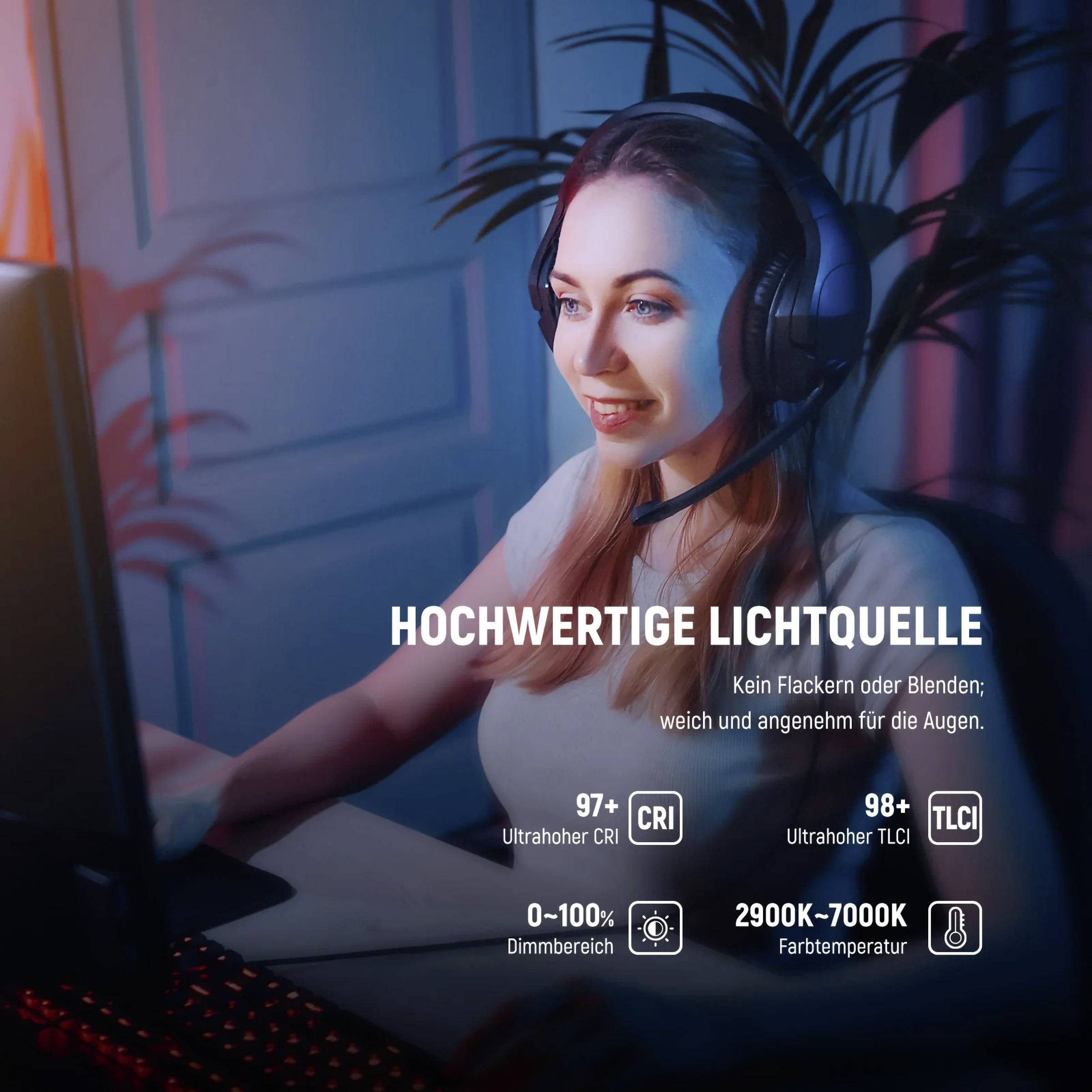 En kvinde med hovedtelefoner sidder ved en computer. Til højre ved siden af hende står der 'Høj kvalitet lyskilde' med tekniske detaljer om lyskvaliteten.