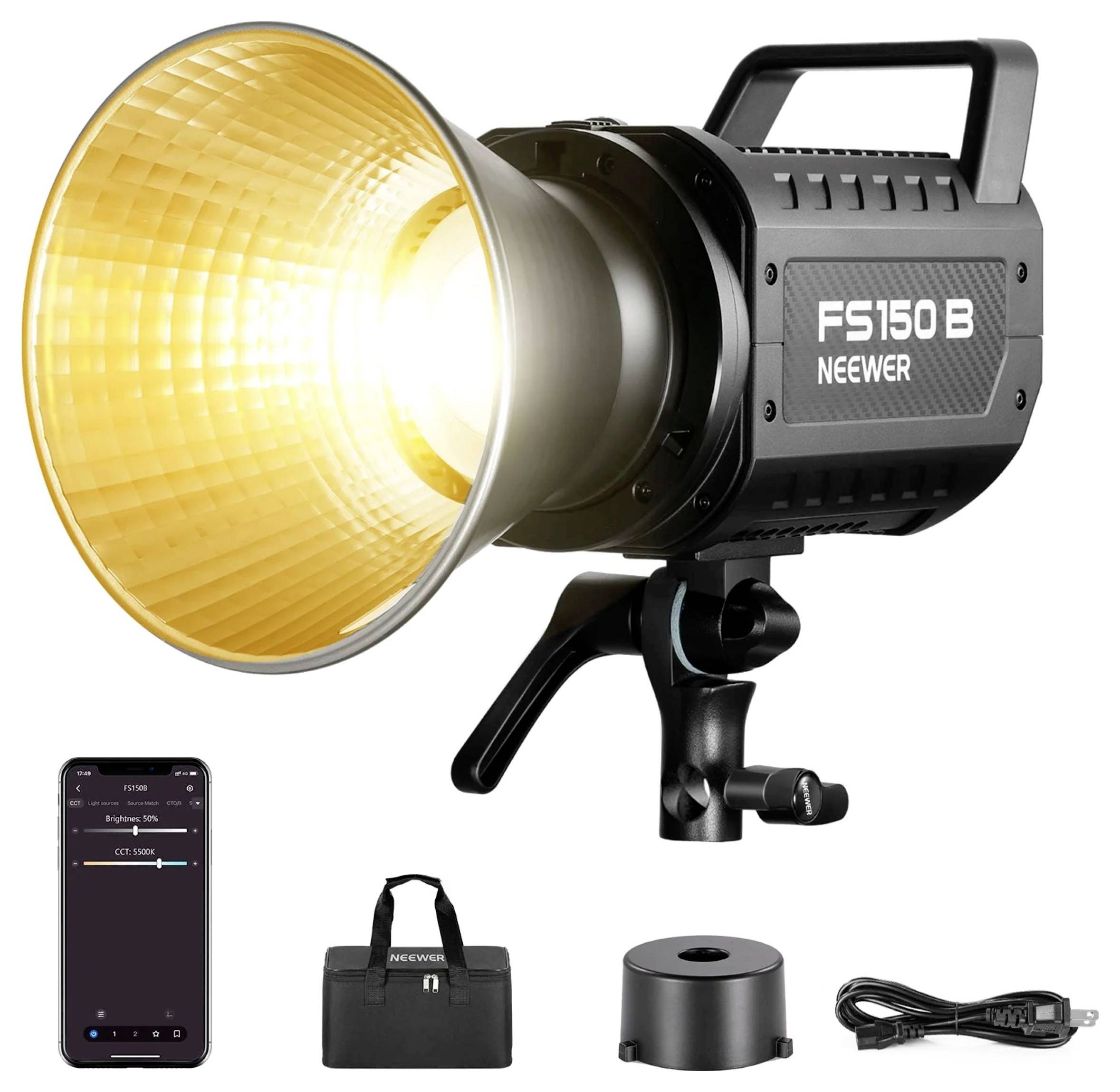 Studioleuchte FS150 B fra Neewer med håndgreb og gul diffuser, vist med smartphone-app til styring, taske og tilbehør.