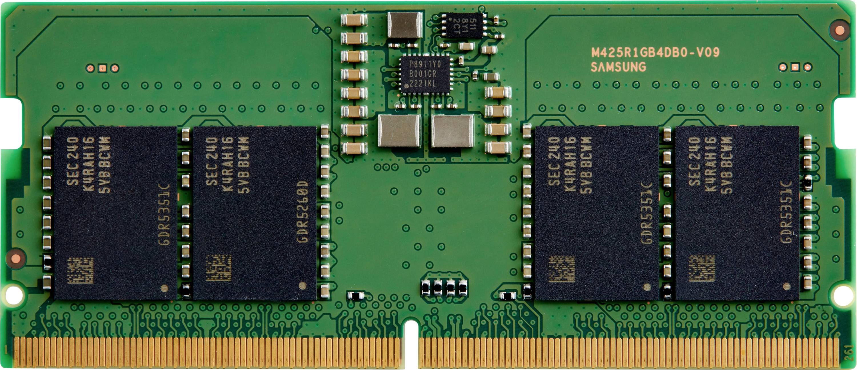 Grøn RAM-chip med otte hukommelsesmoduler og gyldne kontaktben, ved siden af små elektroniske komponenter.
