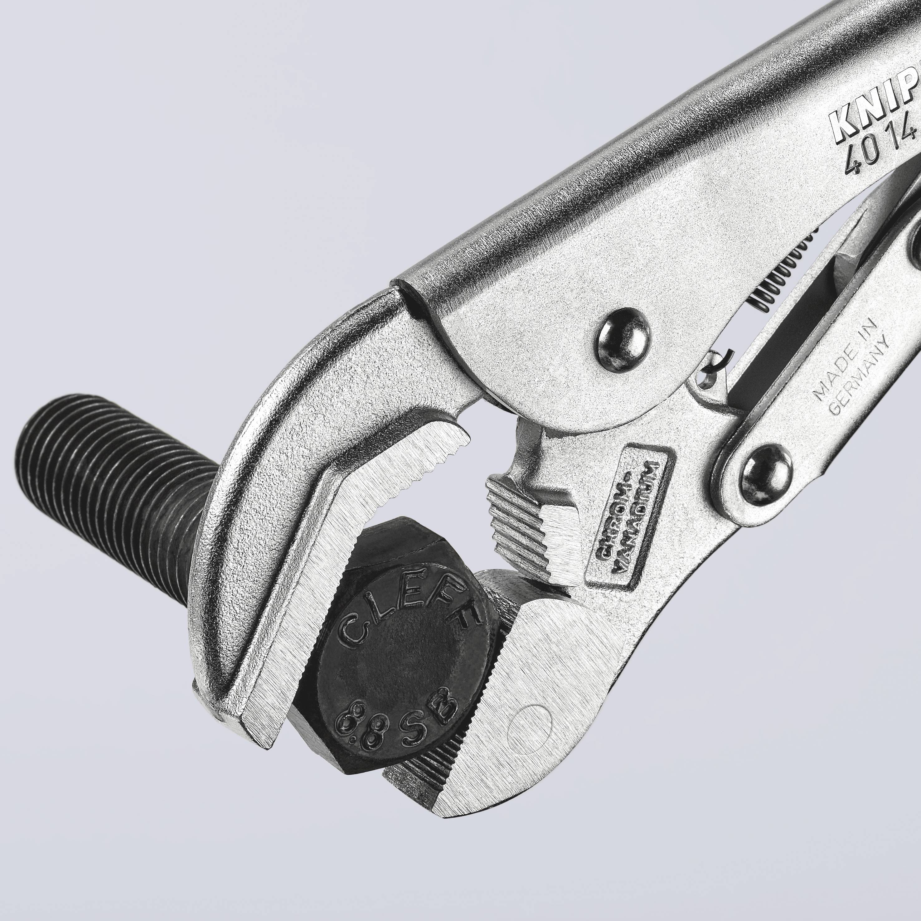 En metalrørtang, der holder en sort rund bolt. Tangen er fremstillet af blankt metal og viser tekniske detaljer.