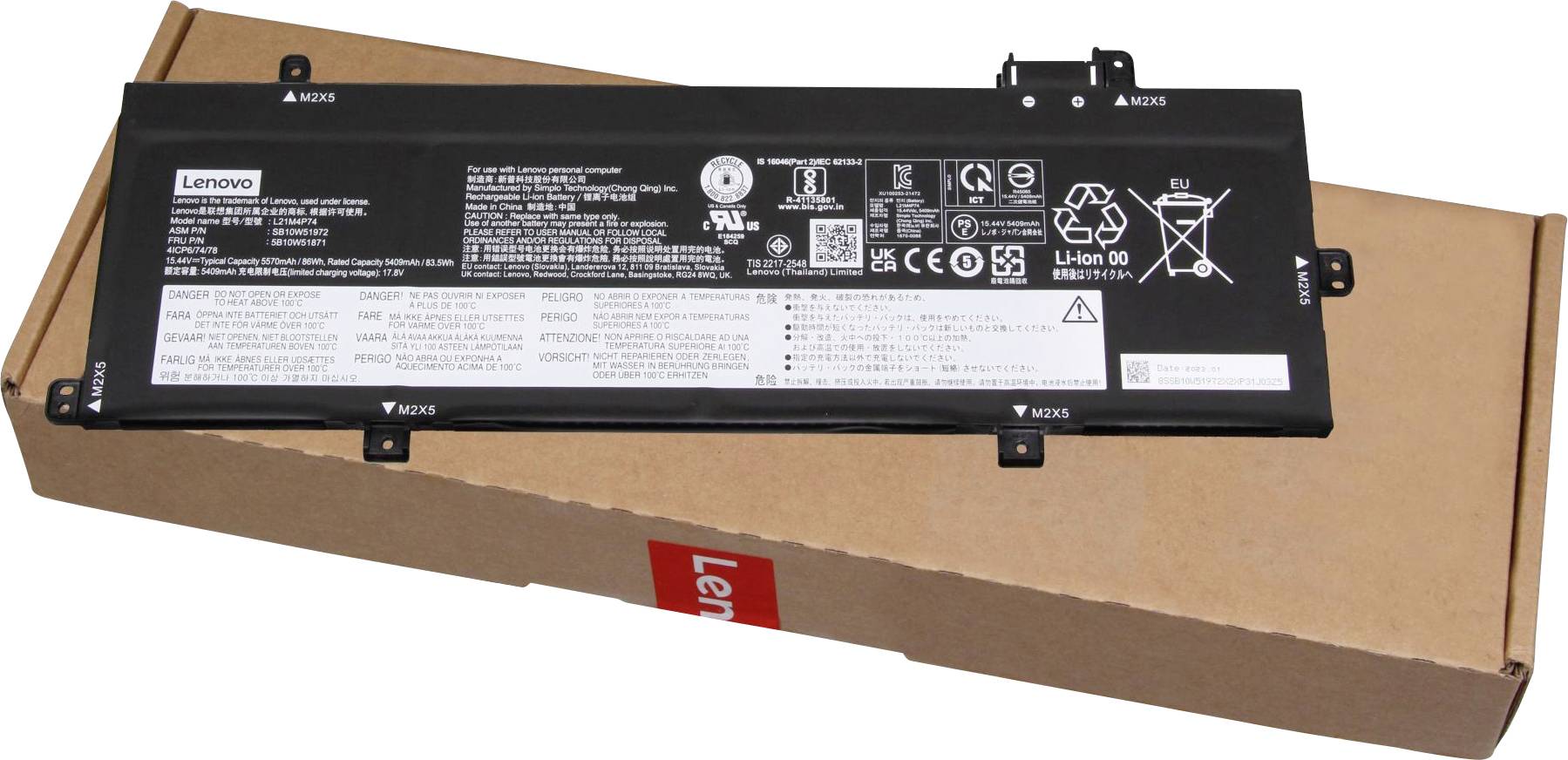 En bærbar computer-batteriet med tekniske specifikationer og advarselssymboler ligger på en brun emballage med et rødt 'Lenovo'-logo.