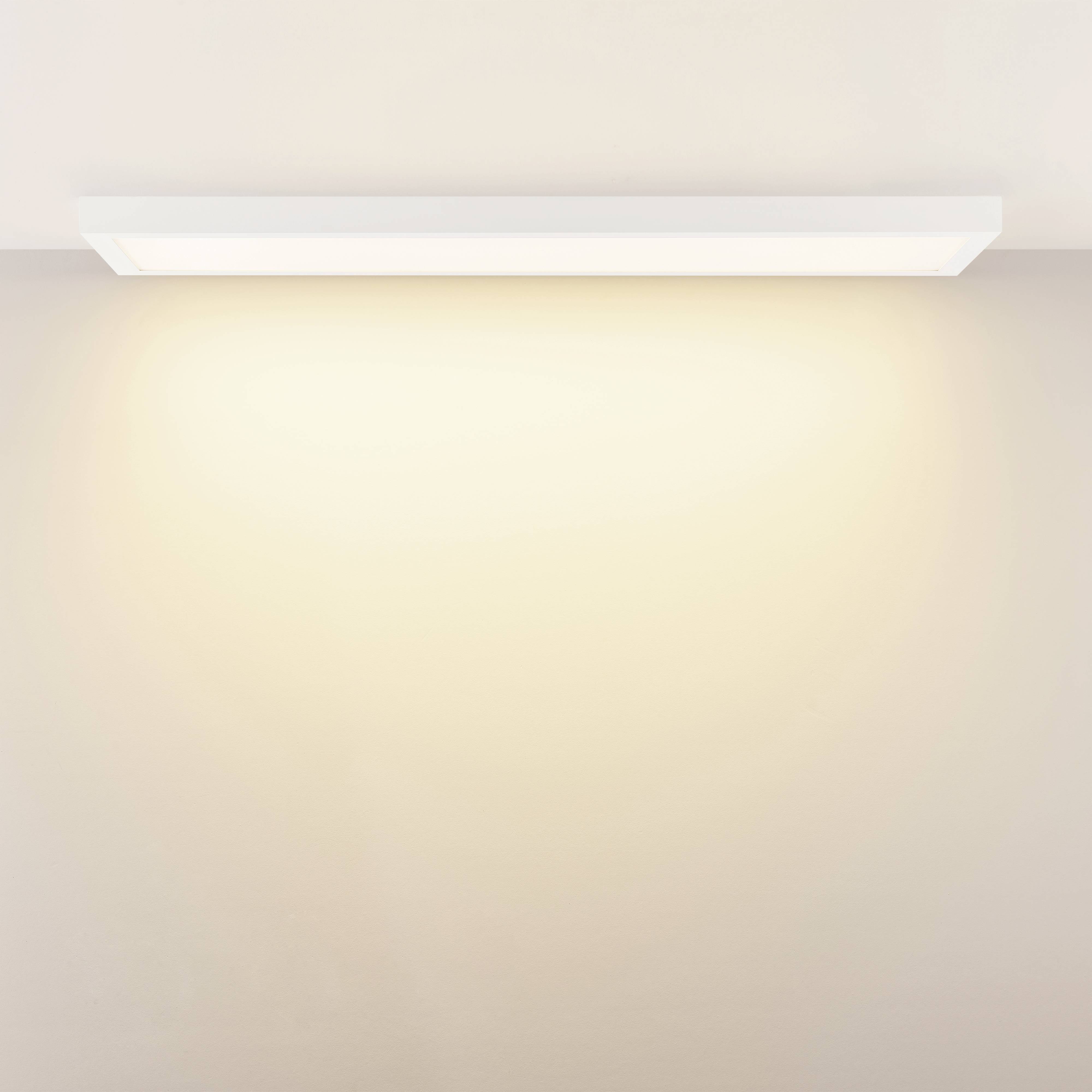 Minimalistisk LED-loftslampe med varmt hvidt lys, jævnt fordelt i et rum.