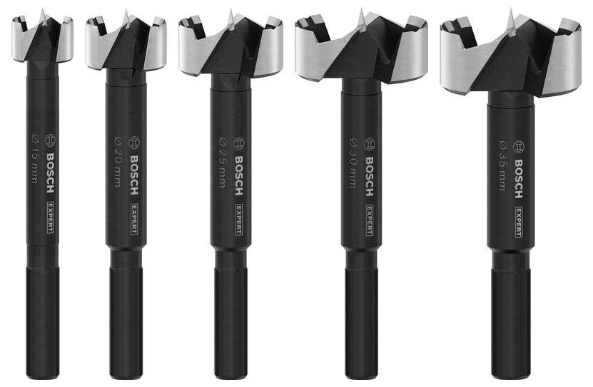 Fem Bosch Forstnerbor i forskellige størrelser fra 15 mm til 35 mm, anbragt på en række, velegnet til præcise træboringer.