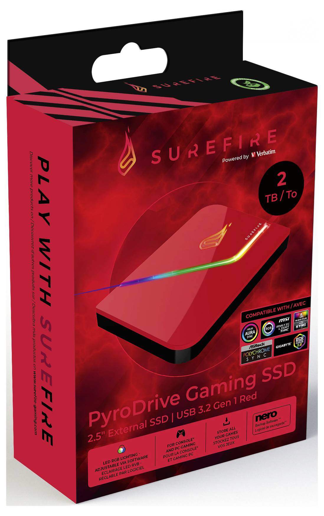 Rød emballage til en 2 TB Surefire PyroDrive Gaming SSD med USB 3.2 Gen 1. Enheden ligger skråt på emballagen med en regnbuestribe.