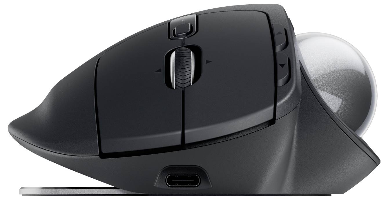 Ergonomisk sort trackball-mus med USB-forbindelse og scrollhjul, vist fra siden. Ideel til behagelig computerbrug.