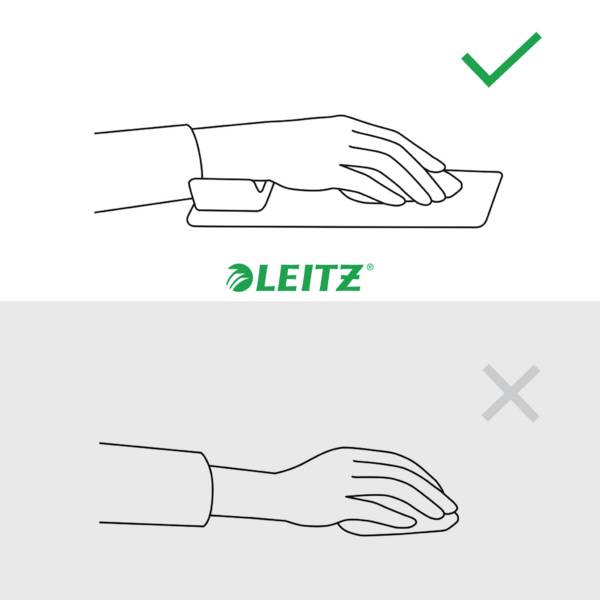 To illustrationer af et håndled ved brug af en mus. Øverst: Hånd lige på museunderlag, grønt flueben. Nederst: Buet håndstilling, gråt overstreget.