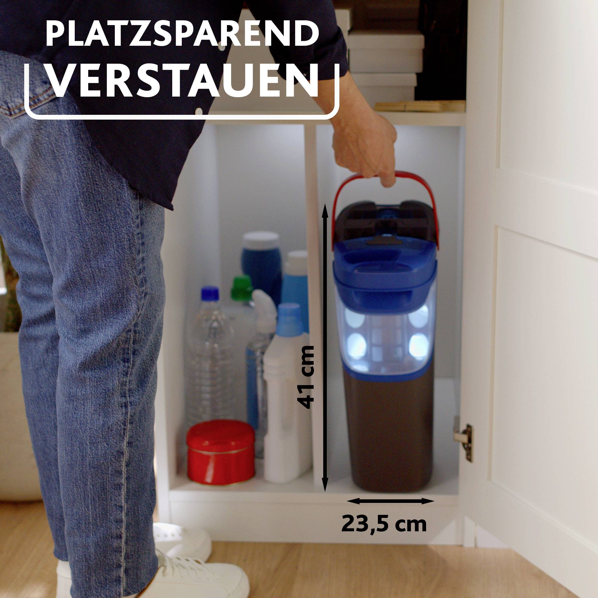 En mand placerer en 41 cm høj og 23,5 cm bred plastikbeholder i et skab. Teksten 'Pladsbesparende opbevaring' er synlig.