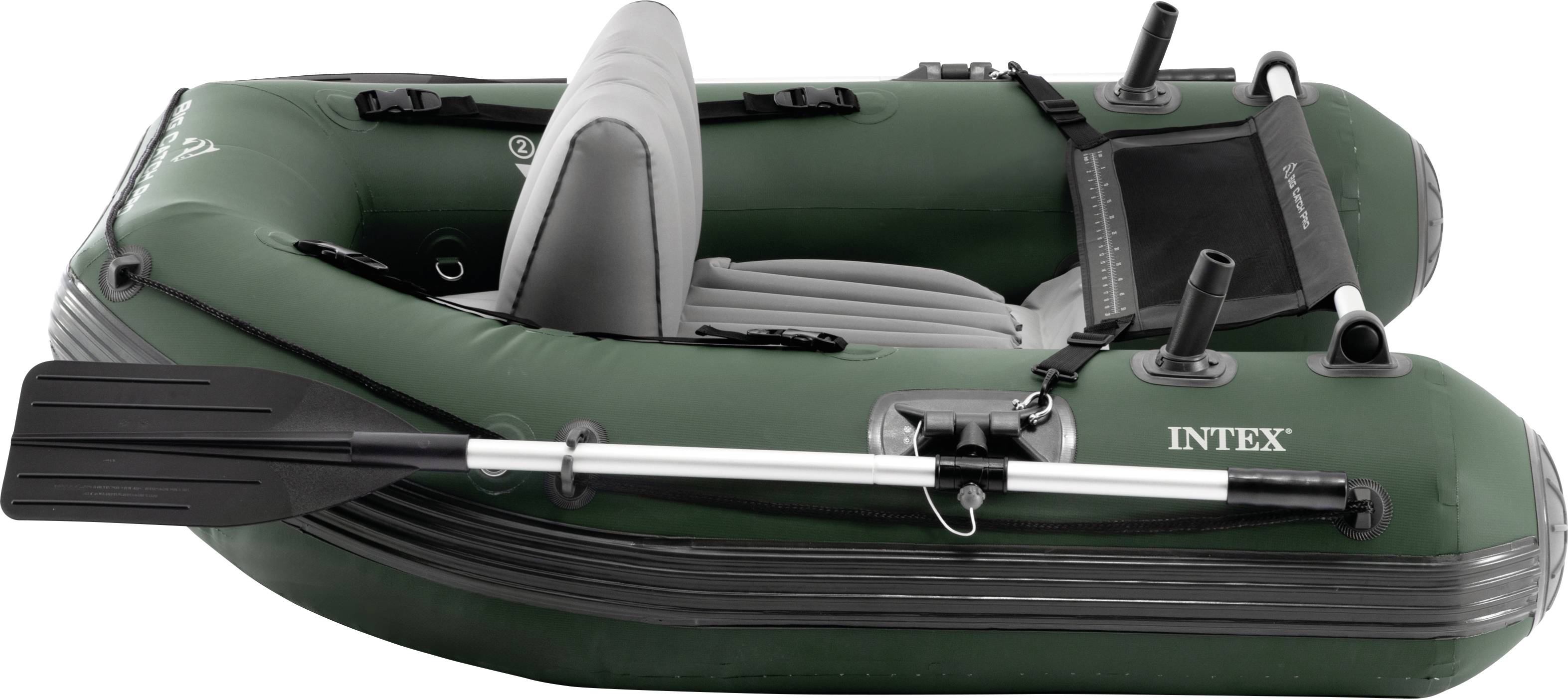 En oppustelig, grøn gummibåd med grå sæder og en åre ved siden, egnet til vandrekreative aktiviteter.