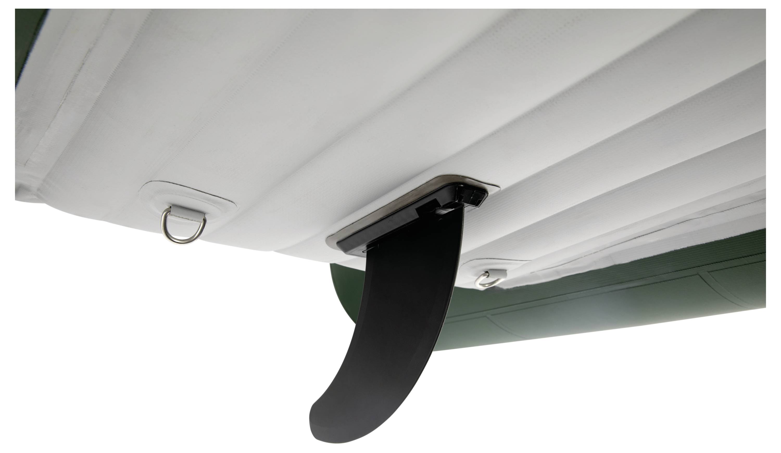 Undersiden af en oppustelig gummibåd med en aftagelig sort finne og en metalring til fastgørelse.