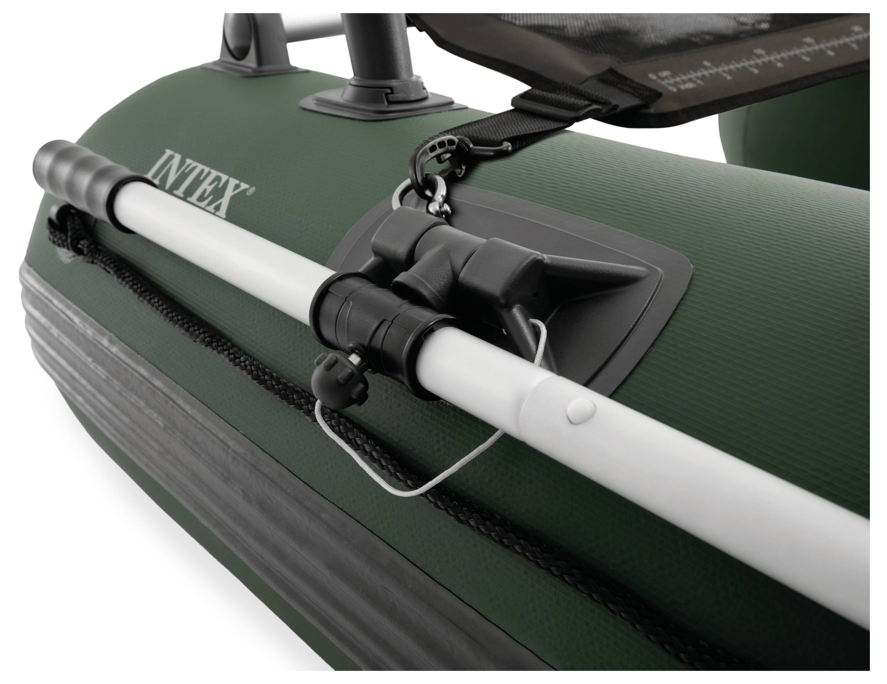 Oppustelig grøn gummibåd med en fastmonteret åre på siden. Brandnavn synligt på båden.