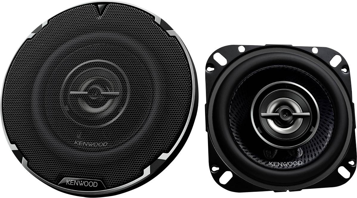 To svart-sølvfarvede højttalere i forskellige størrelser; venstre side rundagtig subwoofer, højre side firkantet bilhøjttaler fra Kenwood.