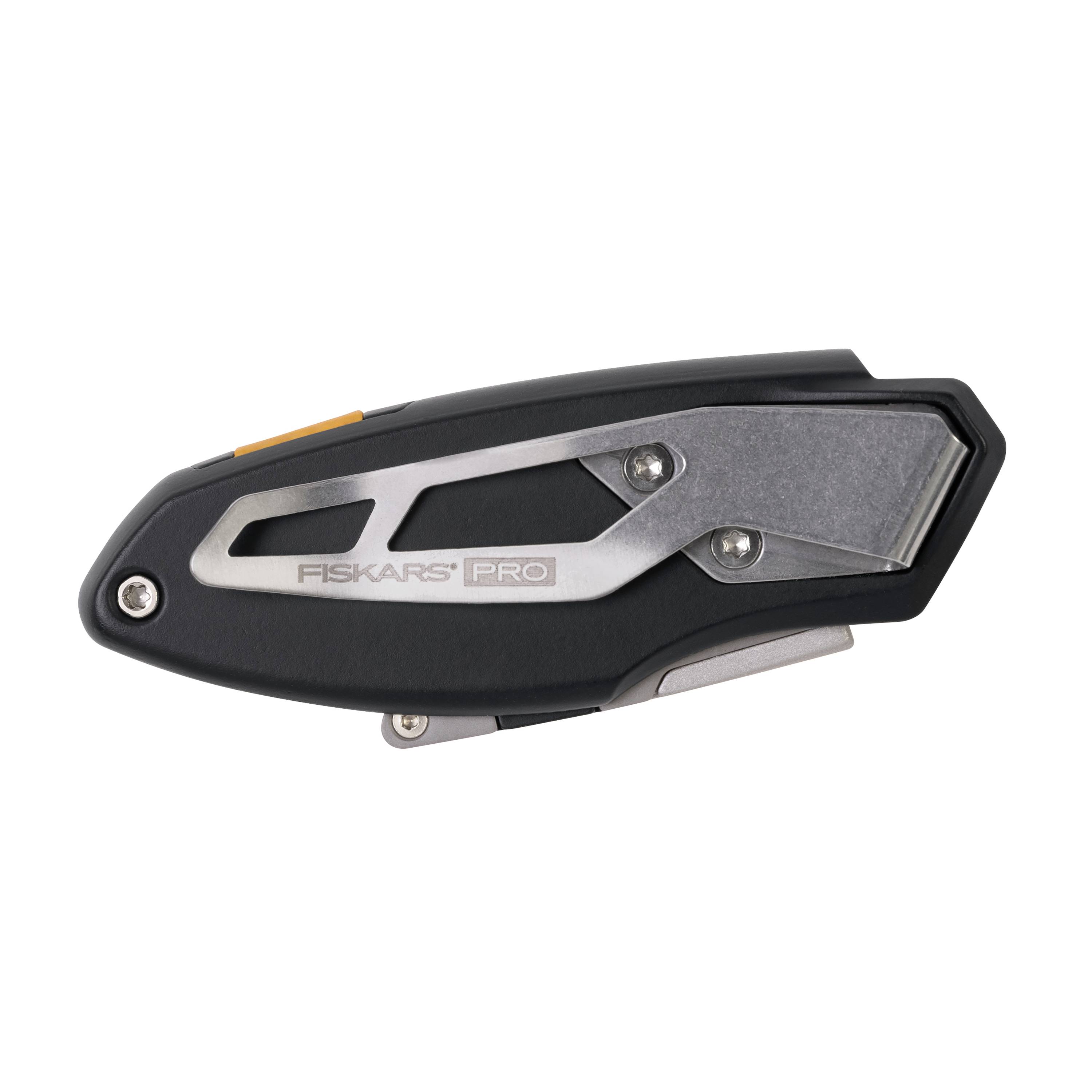 Fiskars foldbar lommekniv i sort og sølv med en sikker låsemekanisme og ergonomisk design.