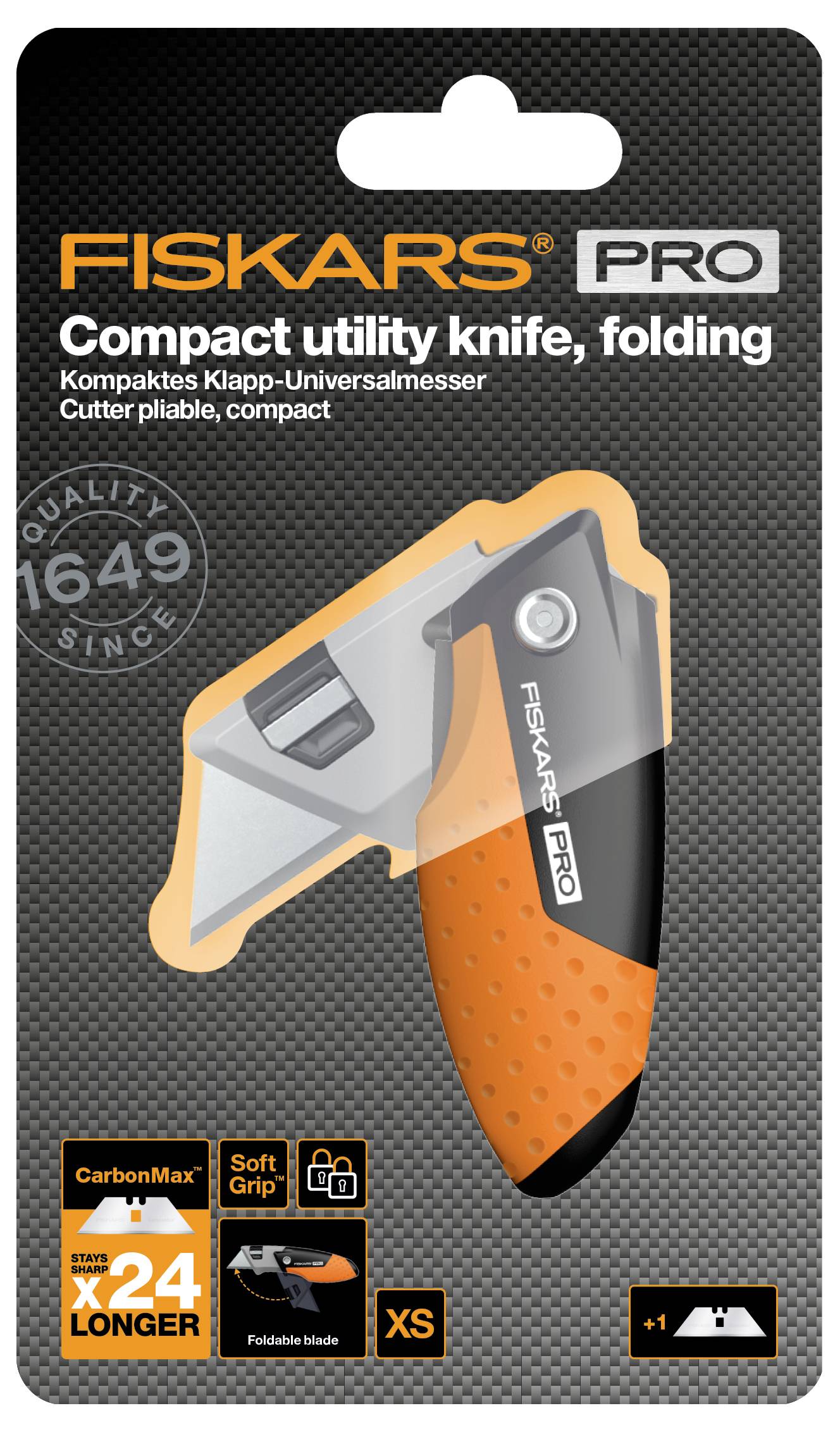 'Fiskars Pro' foldbart universalkniv med orange håndtag på sort emballage. Lover 24 gange længere holdbarhed med CarbonMax-klinge.