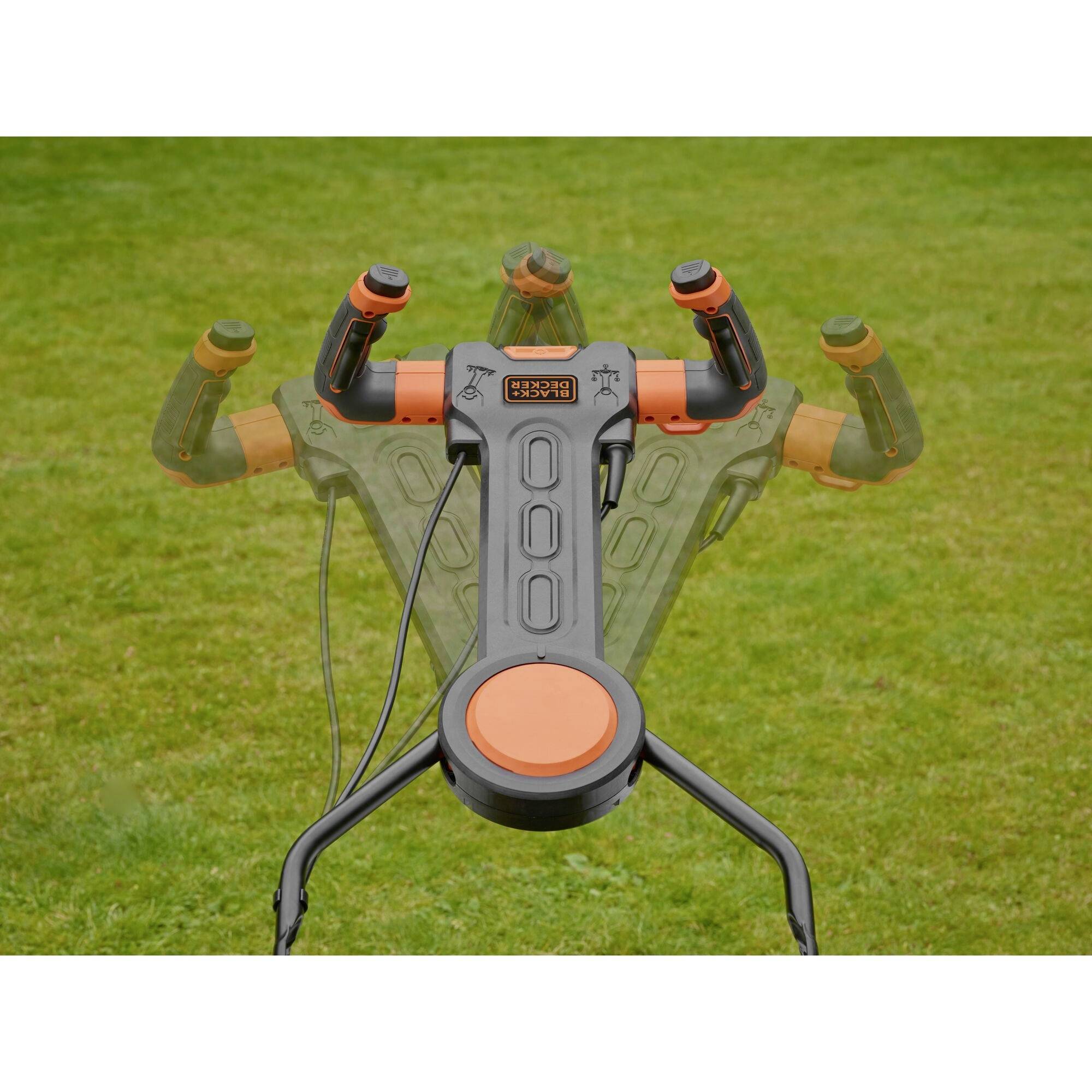 Plæneklipper med håndtag til justering af greb-højde og -vinkel, vist i flere positioner på grøn græsplæne. Primær farve orange.