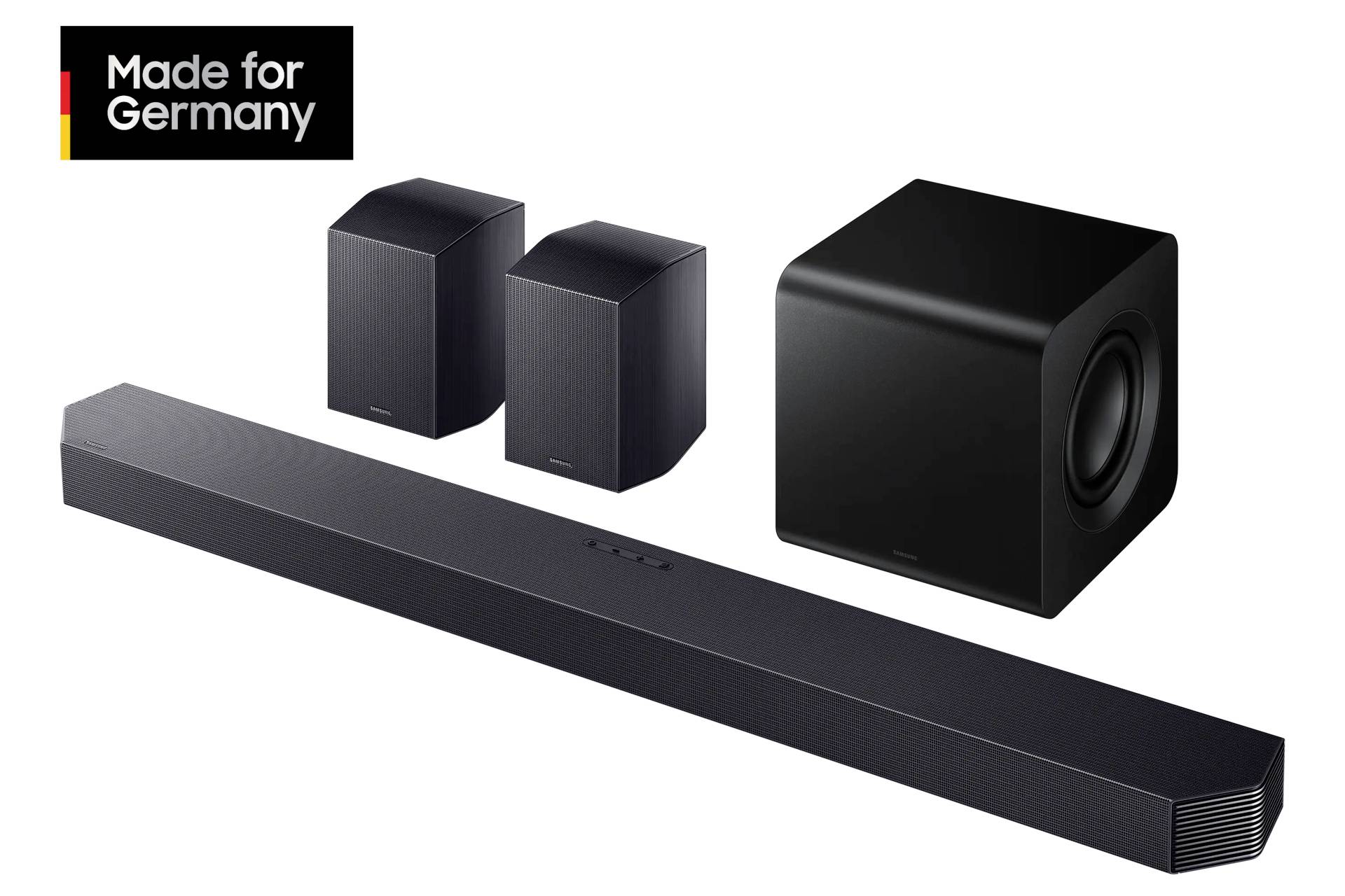 Et soundbar-system i sort, bestående af en soundbar, to små højttalere og en subwoofer, præsenterer sig.