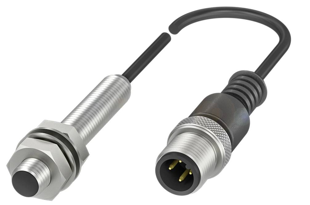 En metallisk cylindersensor med tilslutningskabel og stikforbindelse. Sensoren er egnet til industrielle anvendelser.