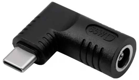 USB-C til DC-strømadapter med vinklet stik i sort, egnet til at forbinde USB-C-enheder med DC-strømkilder.