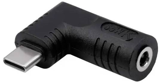 Sort retvinklet adapter; den ene side USB-C-stik, den anden side 3,5 mm audio-jack. Til tilslutning af hovedtelefoner til USB-C-enheder.