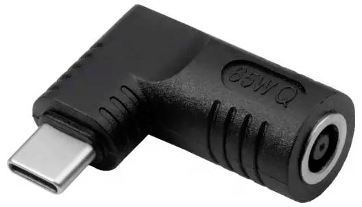 En sort USB-C til DC strømadapter, 65W, L-formet, med riflet overflade for bedre greb.