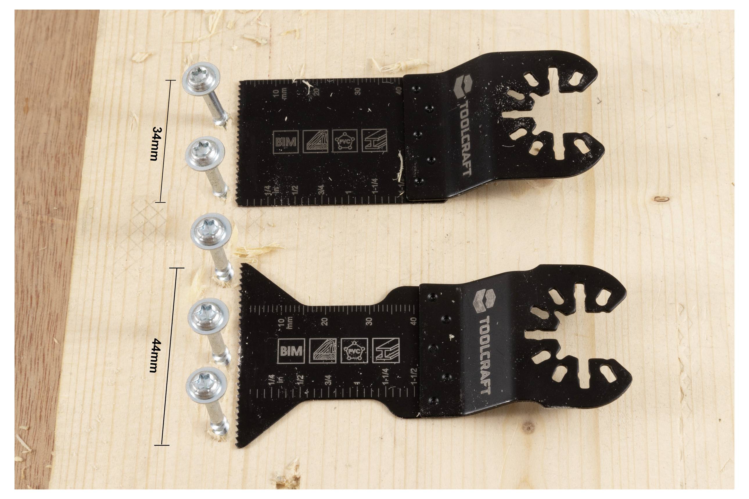 To sorte multitool-savklinger på træ. Øverste klinge mærket '32mm', nedre '44mm'. Fem sølvfarvede skruer placeret horisontalt til venstre.