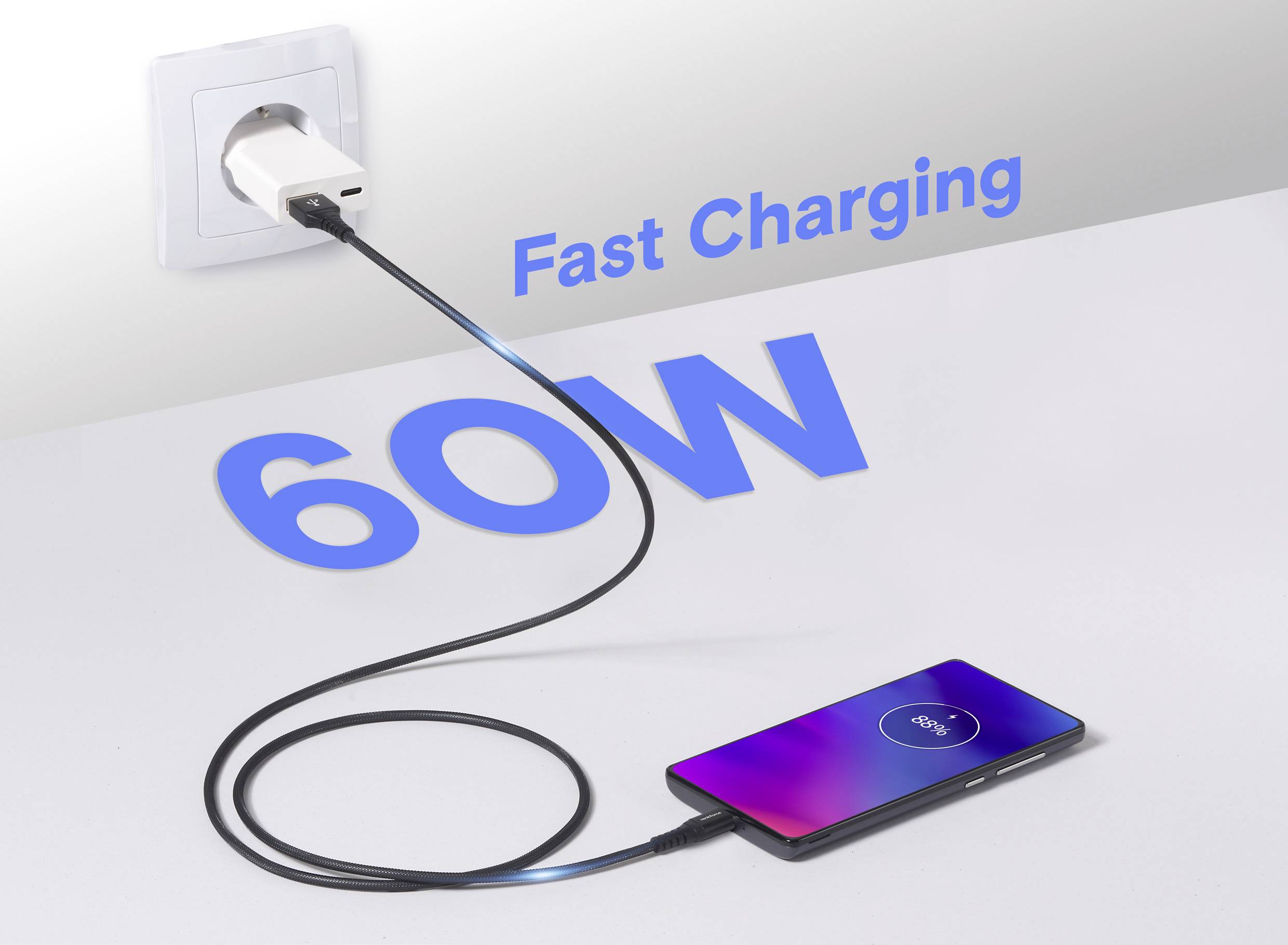 En smartphone tilsluttet en oplader, der er sat i en stikkontakt, med teksten 'Hurtig opladning 60W', som angiver opladningshastigheden.