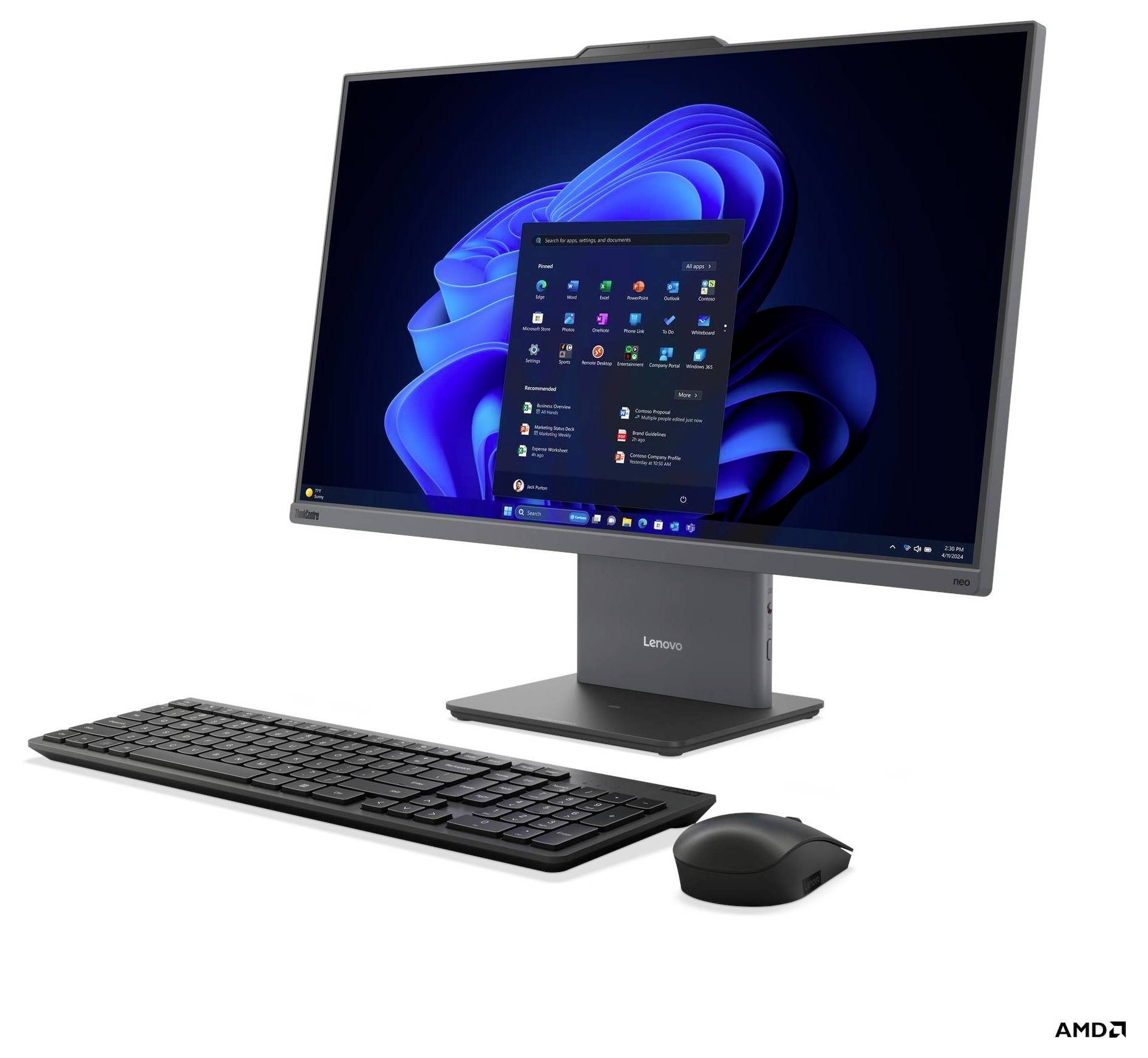 Et skrivebordscomputersæt med en skærm, der viser Windows 11-startmenuen, et tastatur og en mus, sat op mod en hvid baggrund.